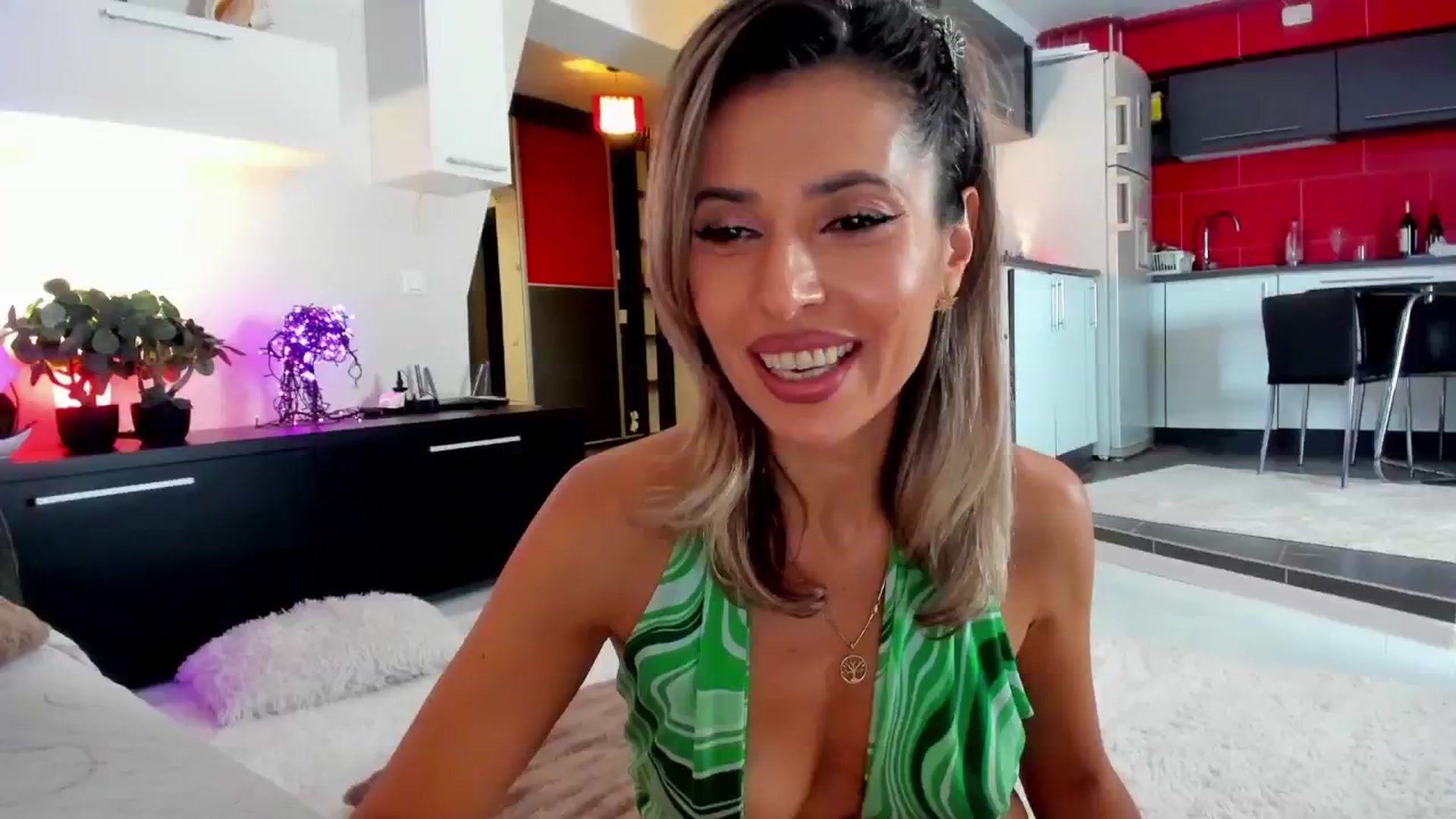 Gallery image thumbnail from SmileyTinaa's myfreecams stream on, 11/15/2024, 22:22 image 12 of 20