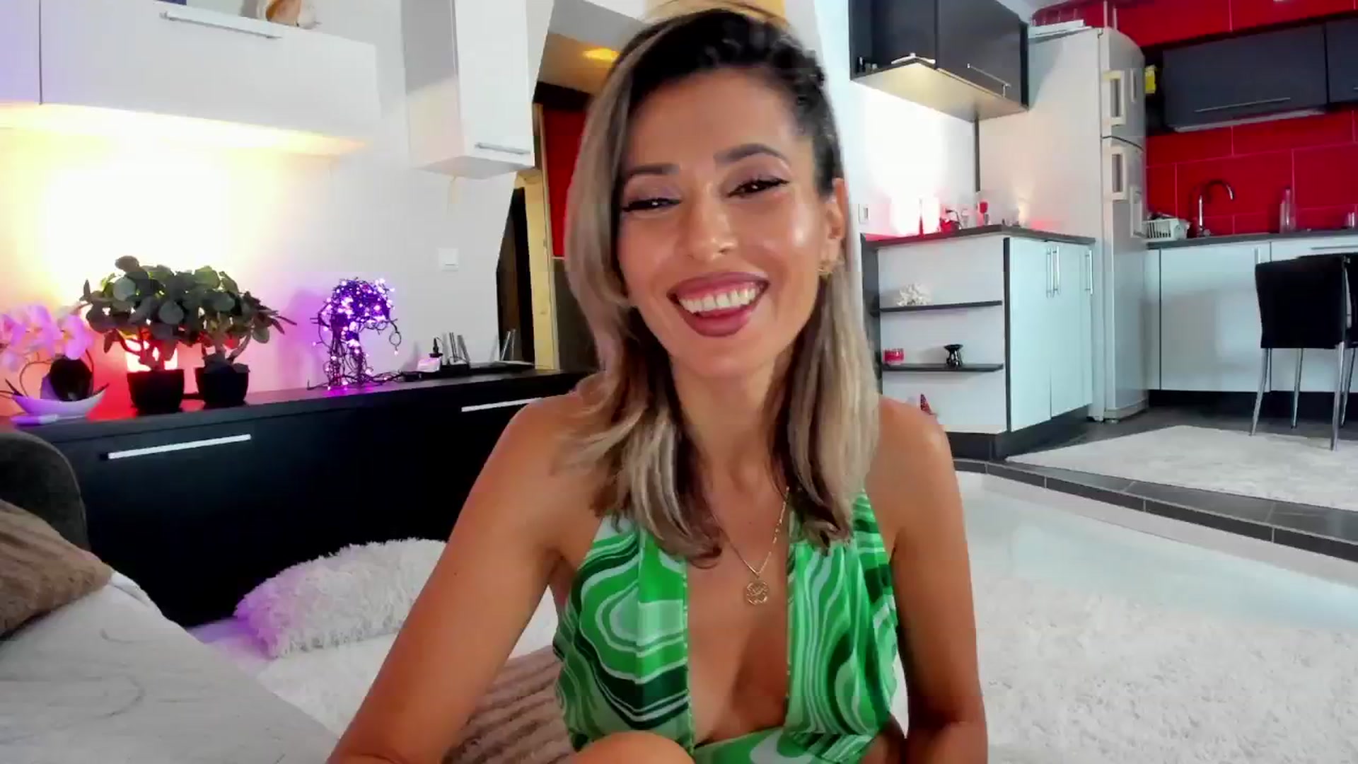 Gallery image thumbnail from SmileyTinaa's myfreecams stream on, 11/15/2024, 23:43 image 17 of 20