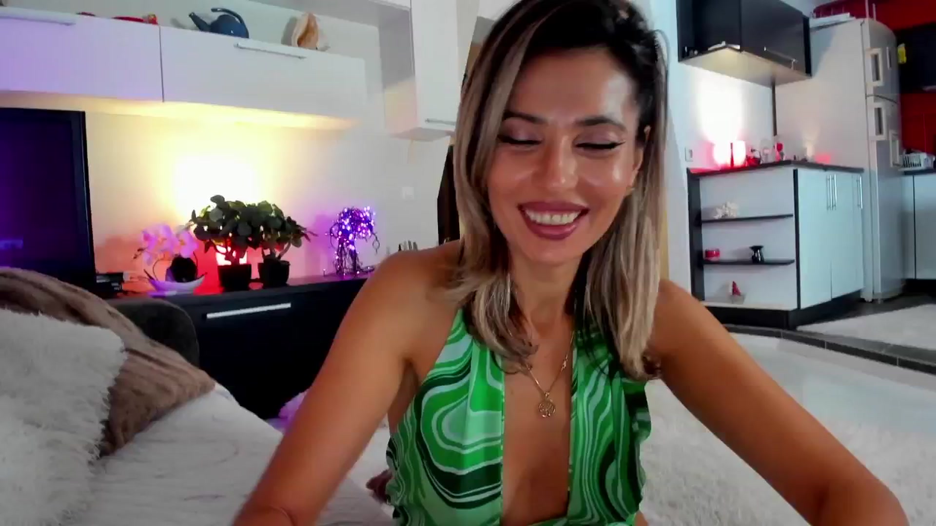 Gallery image thumbnail from SmileyTinaa's myfreecams stream on, 11/16/2024, 24:15 image 6 of 20