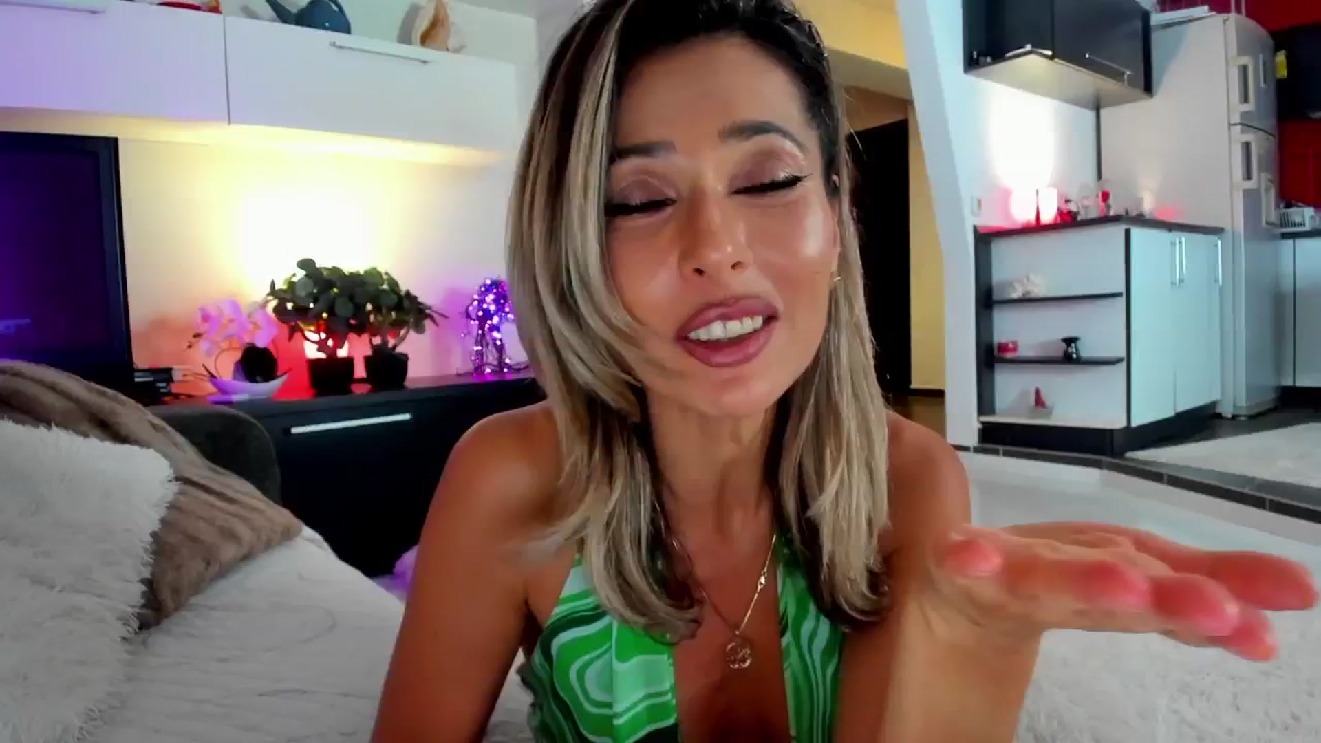 Gallery image thumbnail from SmileyTinaa's myfreecams stream on, 11/16/2024, 24:15 image 4 of 20