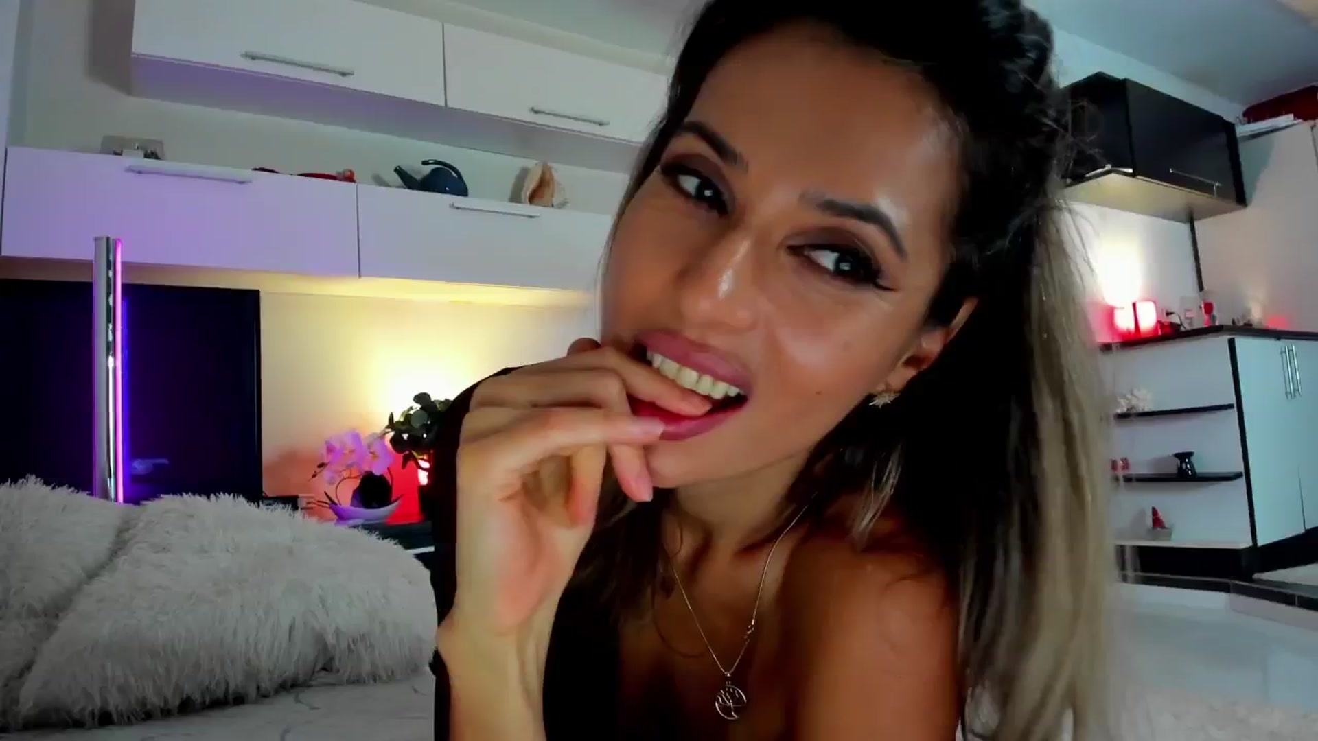 Gallery image thumbnail from SmileyTinaa's myfreecams stream on, 11/22/2024, 03:33 image 16 of 20