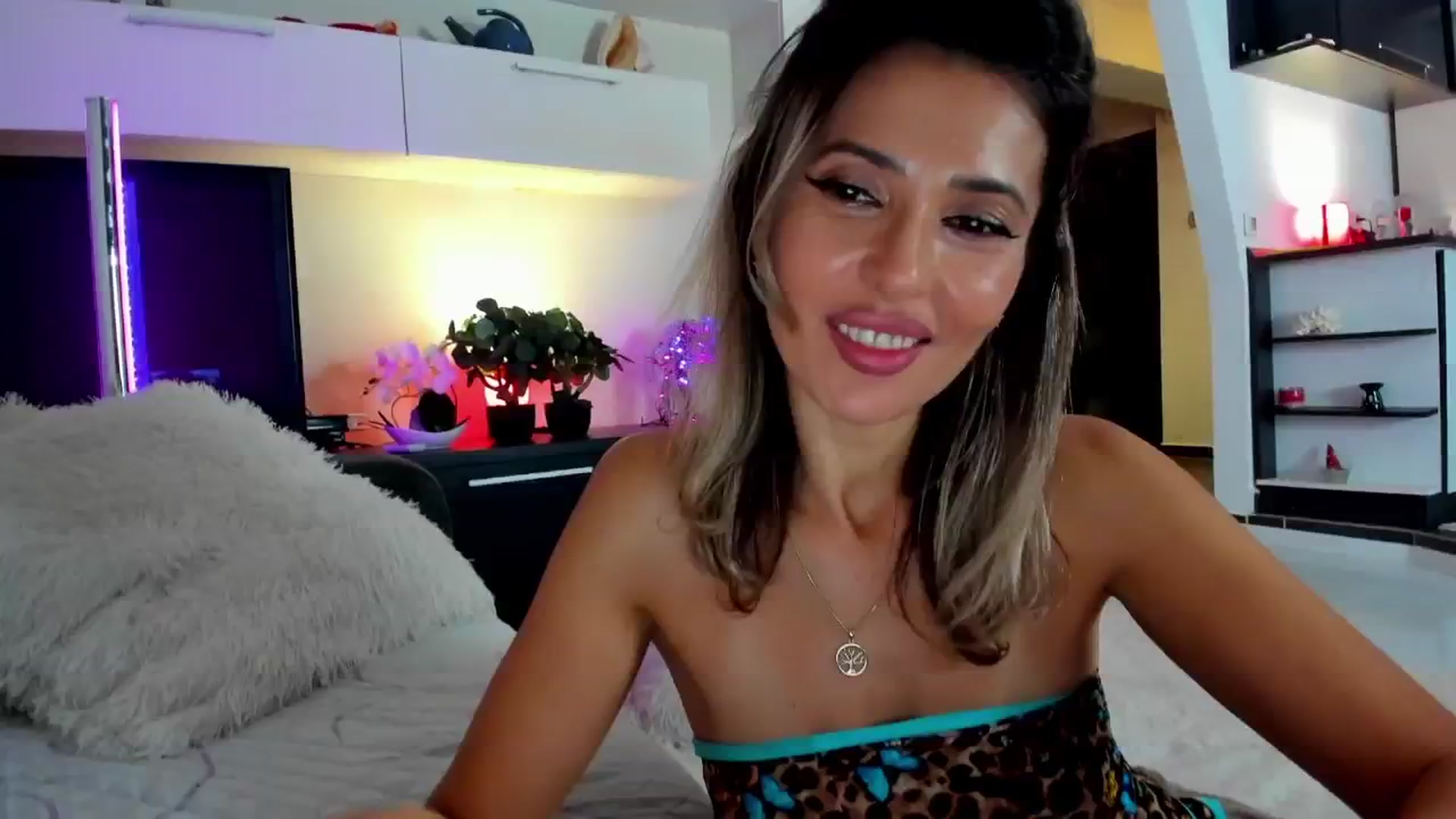 Gallery image thumbnail from SmileyTinaa's myfreecams stream on, 11/29/2024, 04:12 image 10 of 20