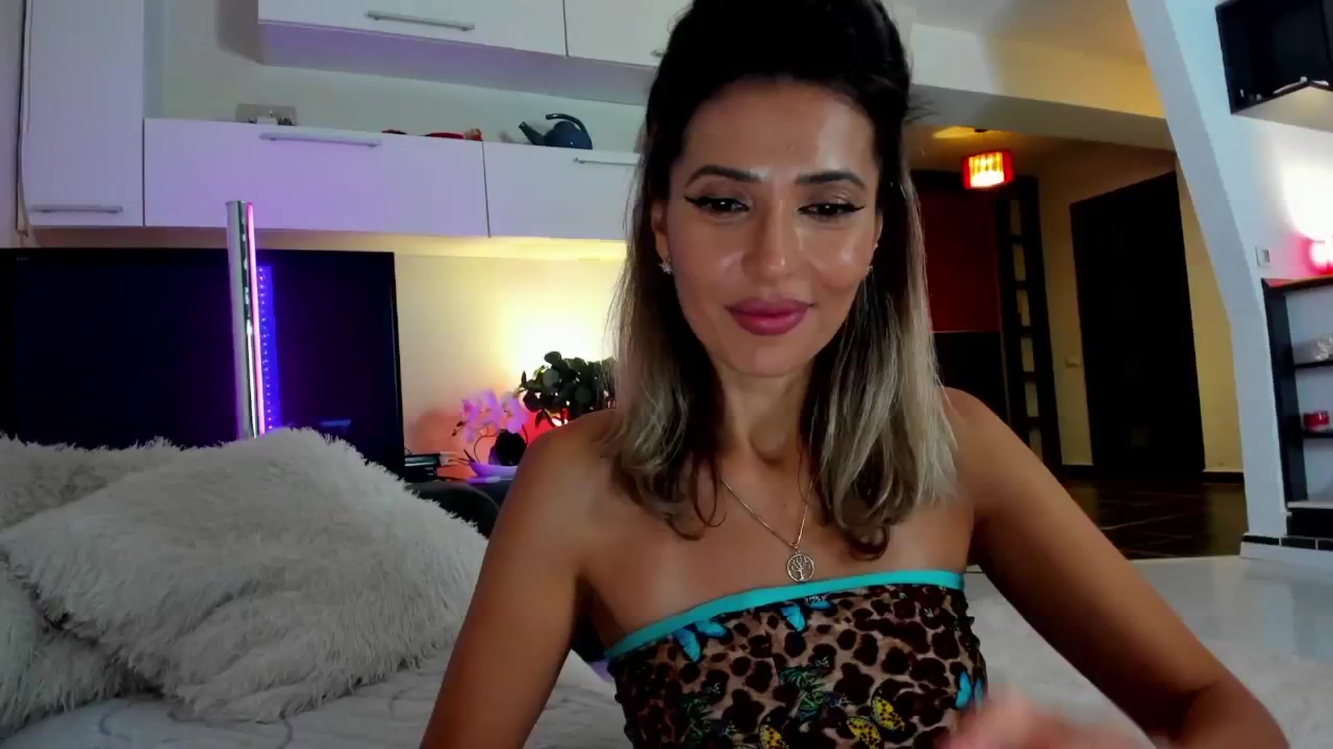 Gallery image thumbnail from SmileyTinaa's myfreecams stream on, 11/29/2024, 04:12 image 11 of 20
