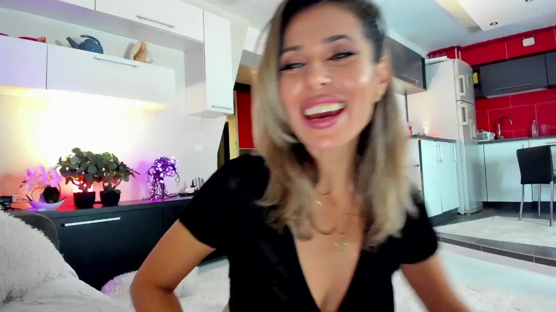 Gallery image thumbnail from SmileyTinaa's myfreecams stream on, 11/29/2024, 22:15 image 14 of 20