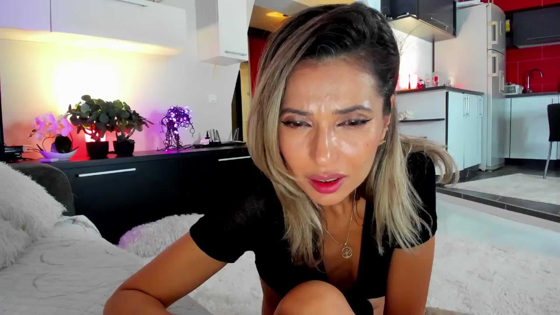 Gallery image thumbnail from SmileyTinaa's myfreecams stream on, 11/30/2024, 02:40 image 12 of 20
