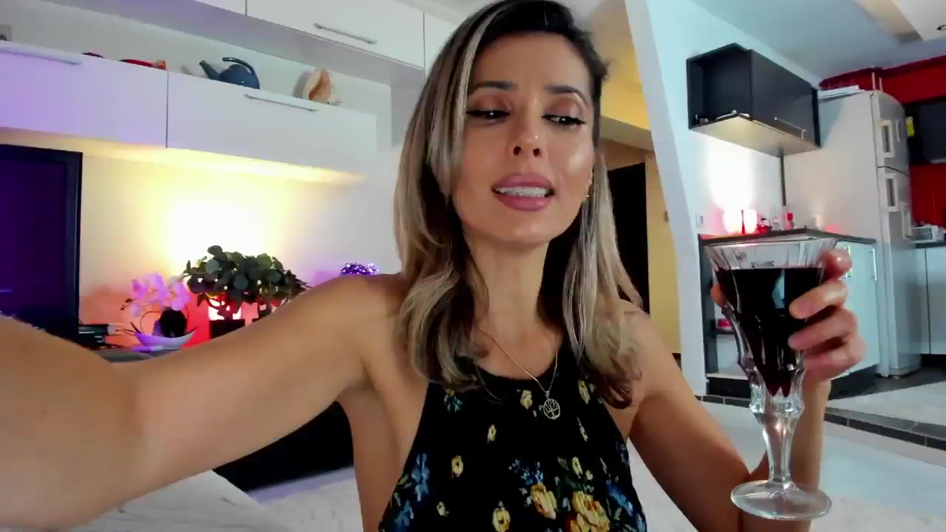 Gallery image thumbnail from SmileyTinaa's myfreecams stream on, 12/06/2024, 23:58 image 6 of 20