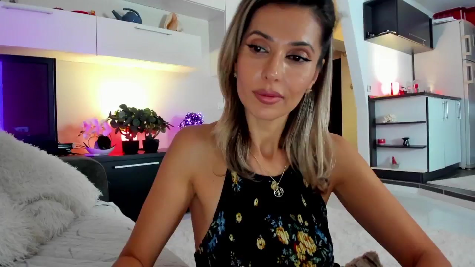Gallery image thumbnail from SmileyTinaa's myfreecams stream on, 12/06/2024, 23:58 image 7 of 20