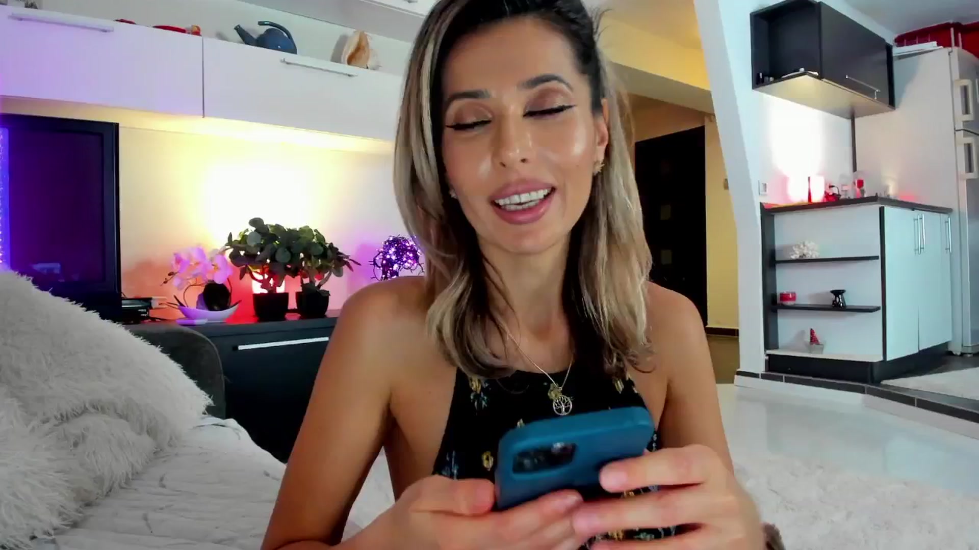 Gallery image thumbnail from SmileyTinaa's myfreecams stream on, 12/06/2024, 23:58 image 8 of 20