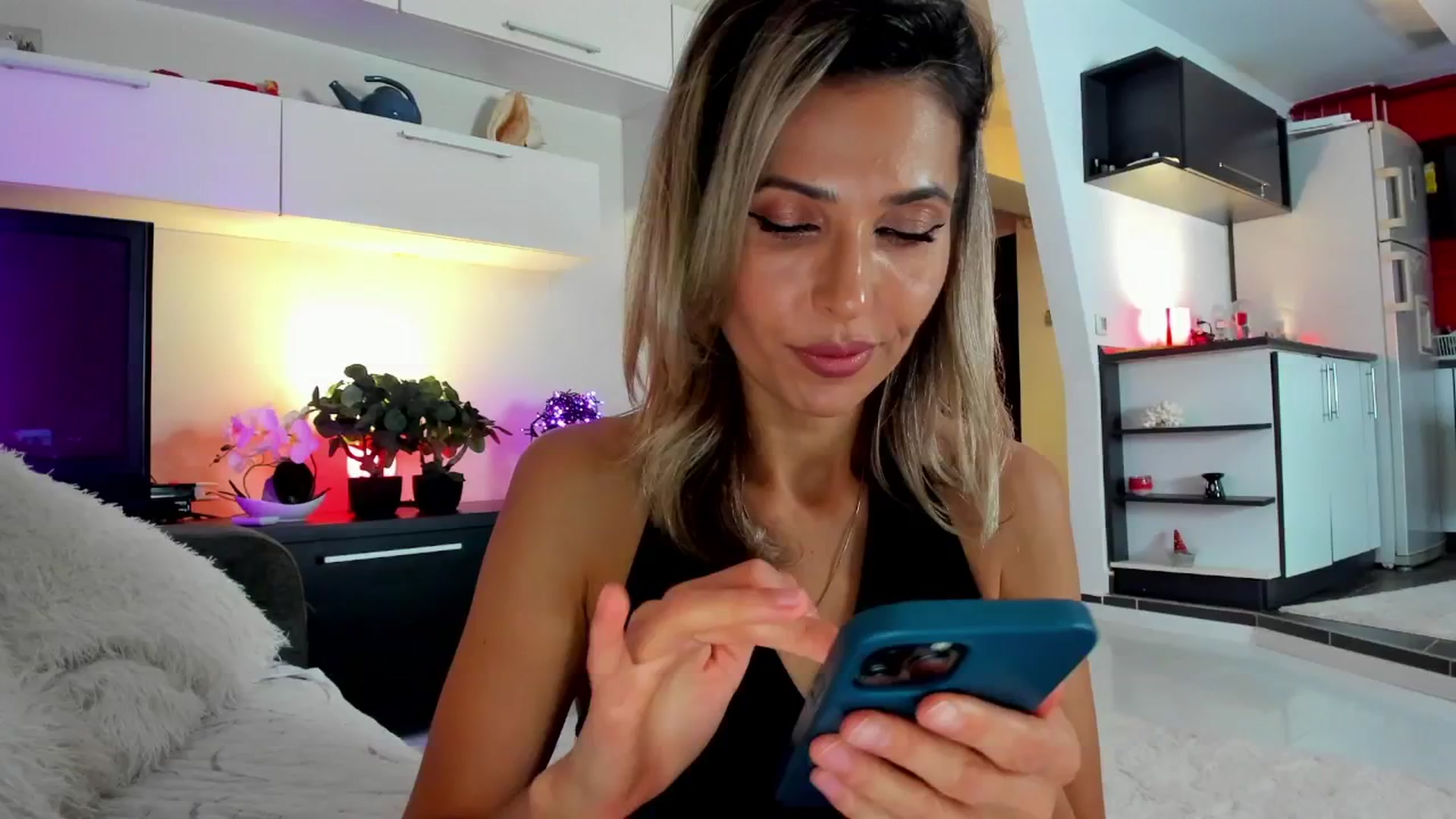 Gallery image thumbnail from SmileyTinaa's myfreecams stream on, 12/06/2024, 23:58 image 3 of 20