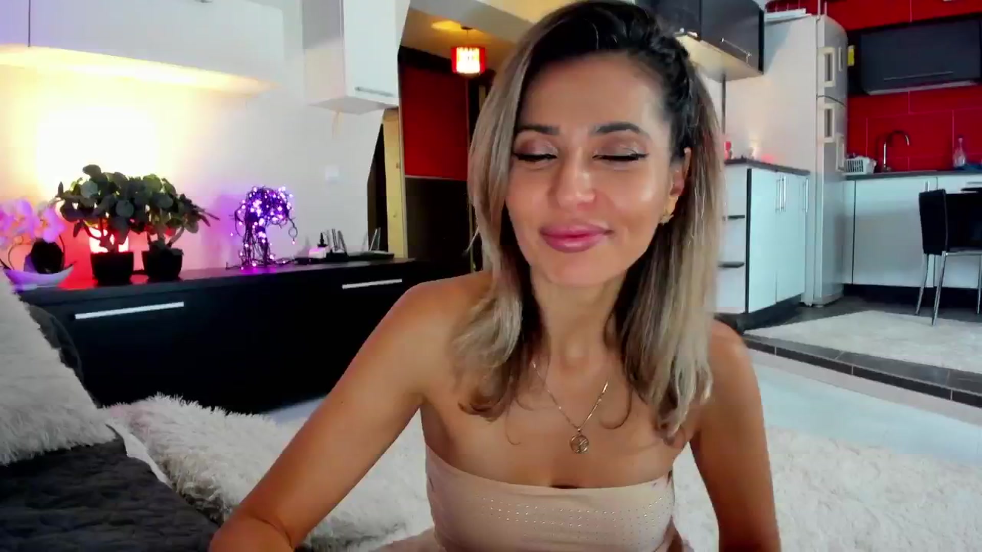 Gallery image thumbnail from SmileyTinaa's myfreecams stream on, 12/12/2024, 23:40 image 10 of 20