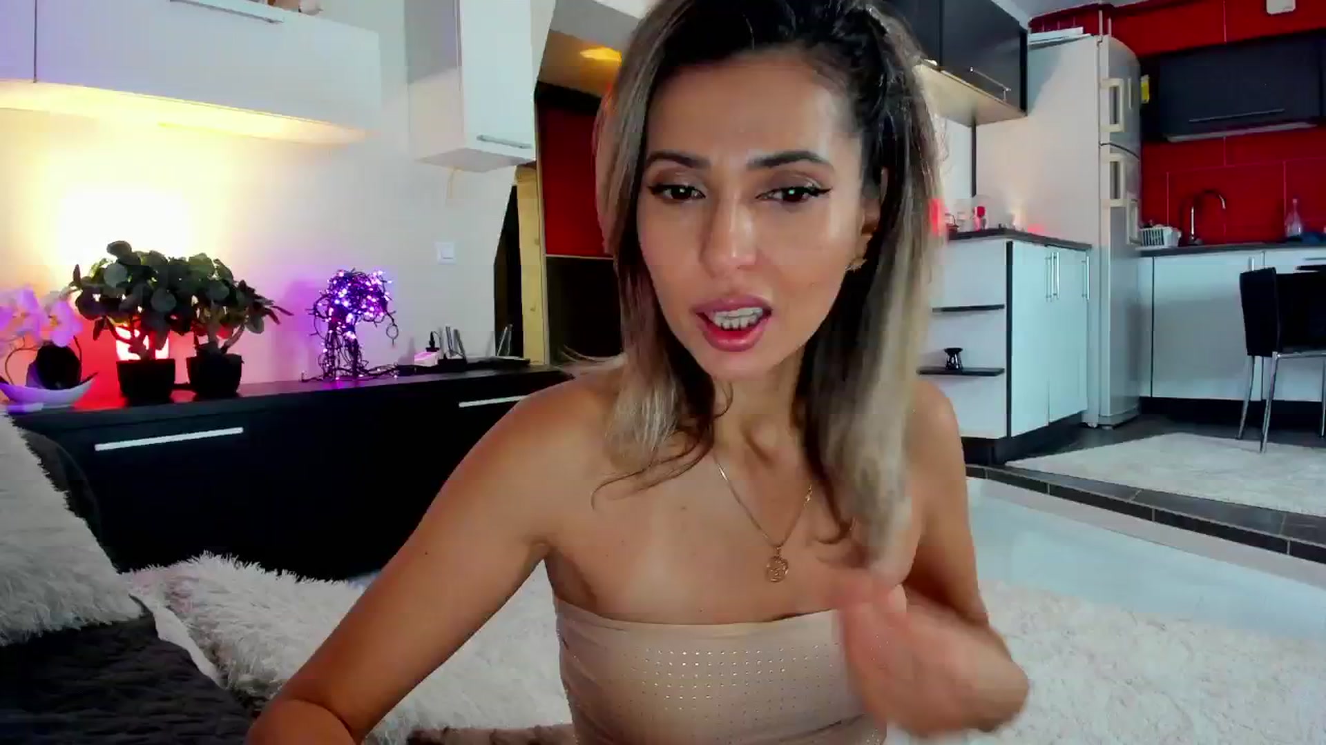 Gallery image thumbnail from SmileyTinaa's myfreecams stream on, 12/12/2024, 23:40 image 6 of 20