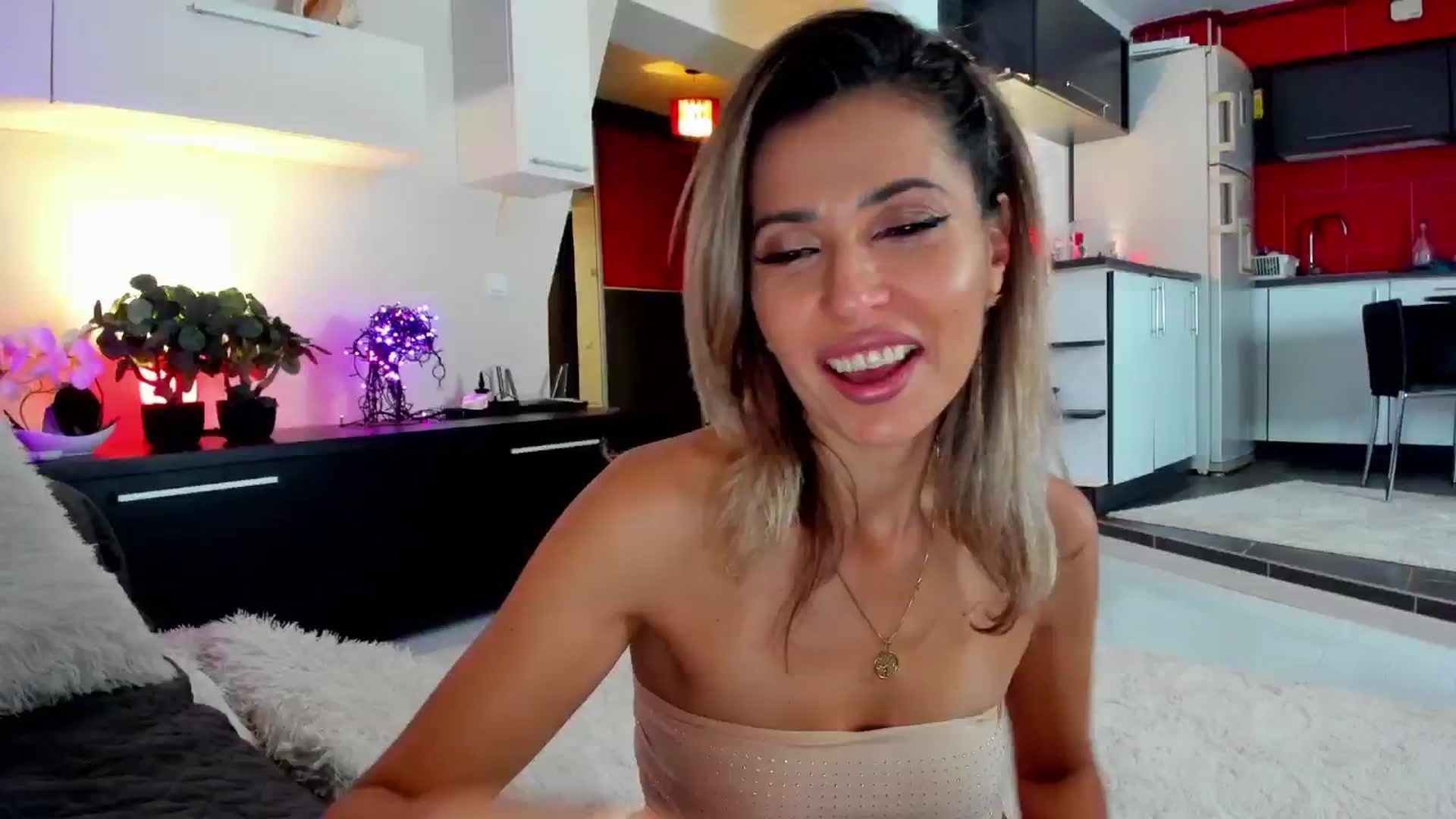 Gallery image thumbnail from SmileyTinaa's myfreecams stream on, 12/12/2024, 23:40 image 7 of 20