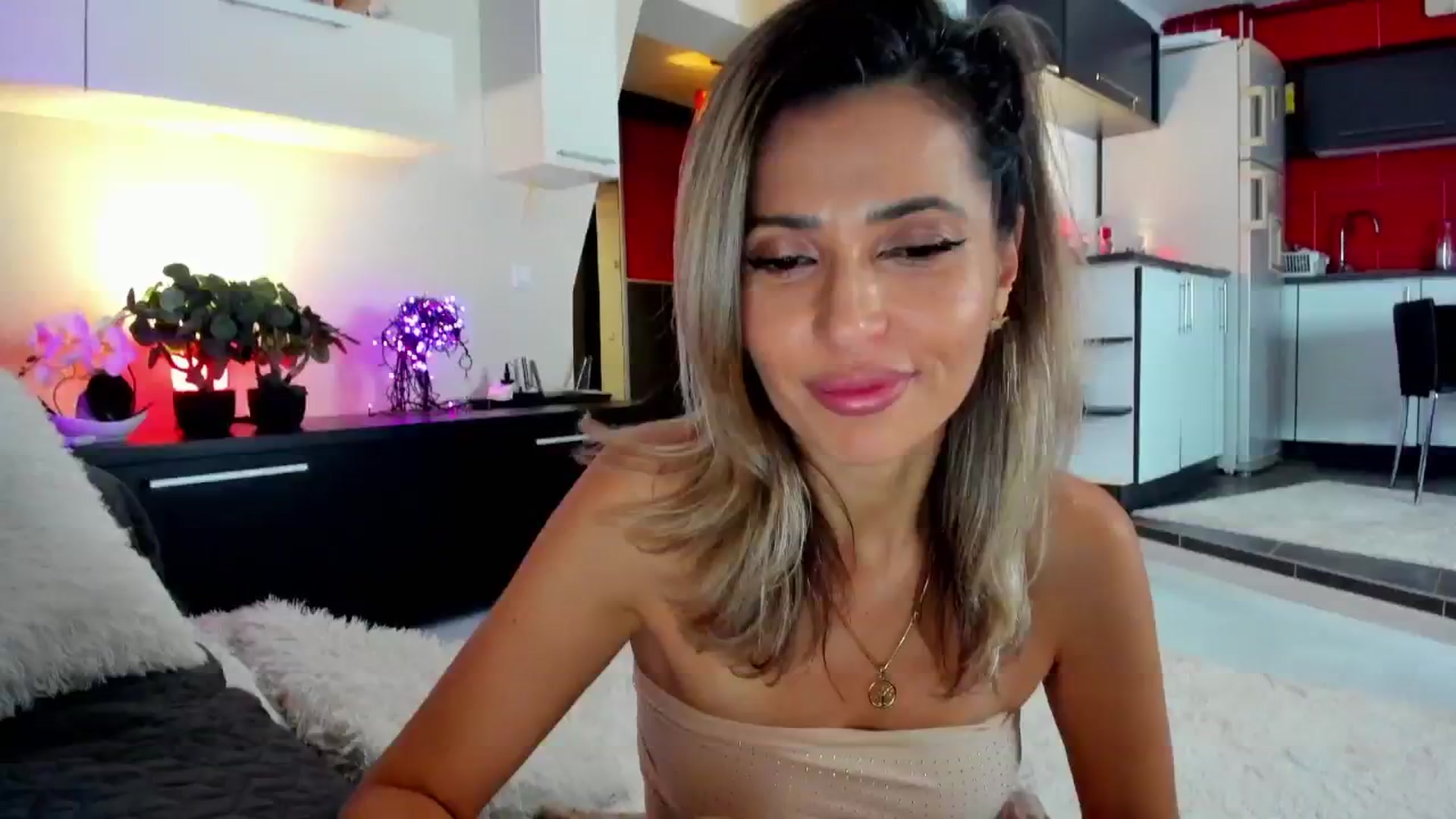 Gallery image thumbnail from SmileyTinaa's myfreecams stream on, 12/12/2024, 23:40 image 1 of 20