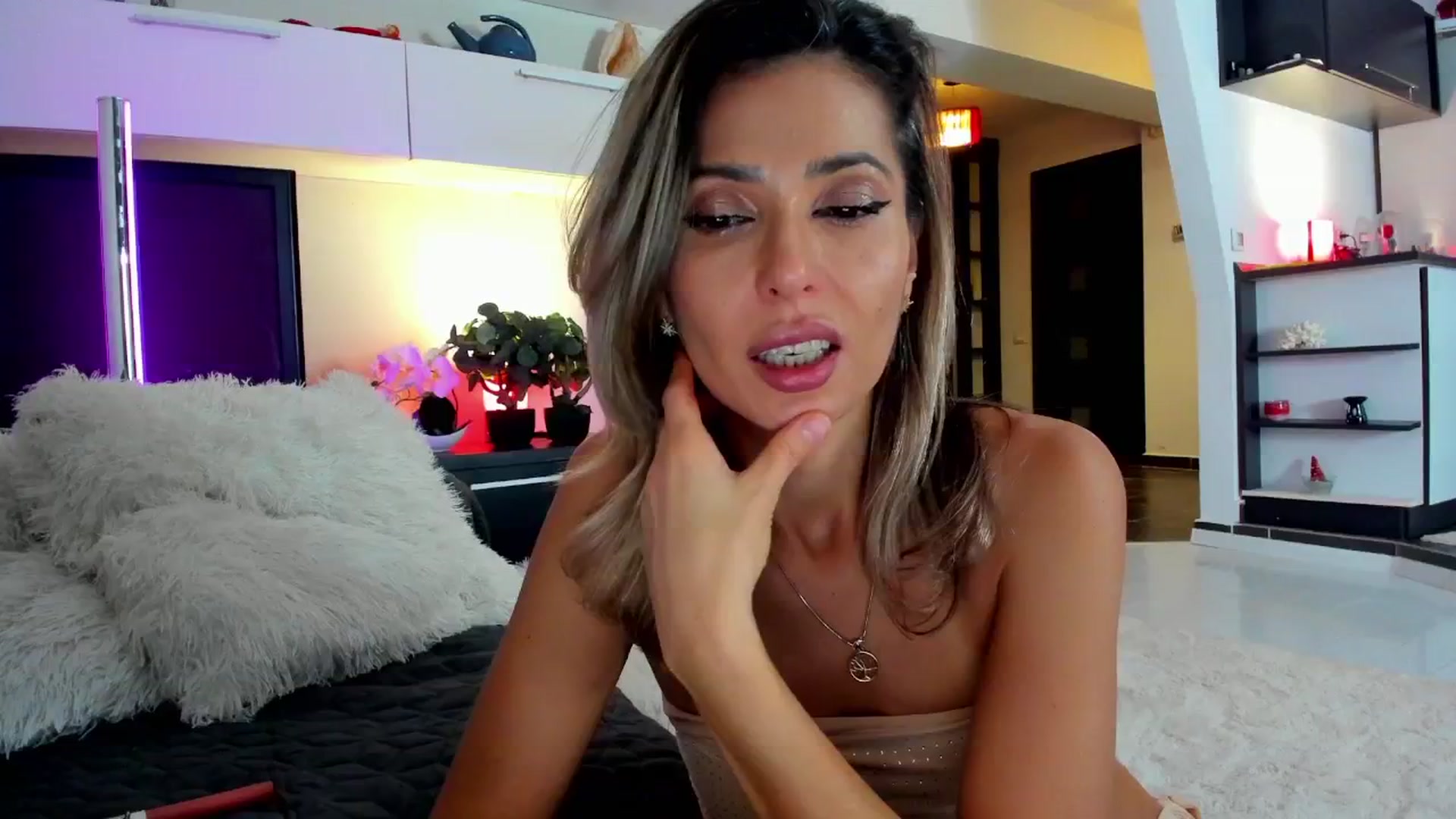 Gallery image thumbnail from SmileyTinaa's myfreecams stream on, 12/13/2024, 02:39 image 5 of 20