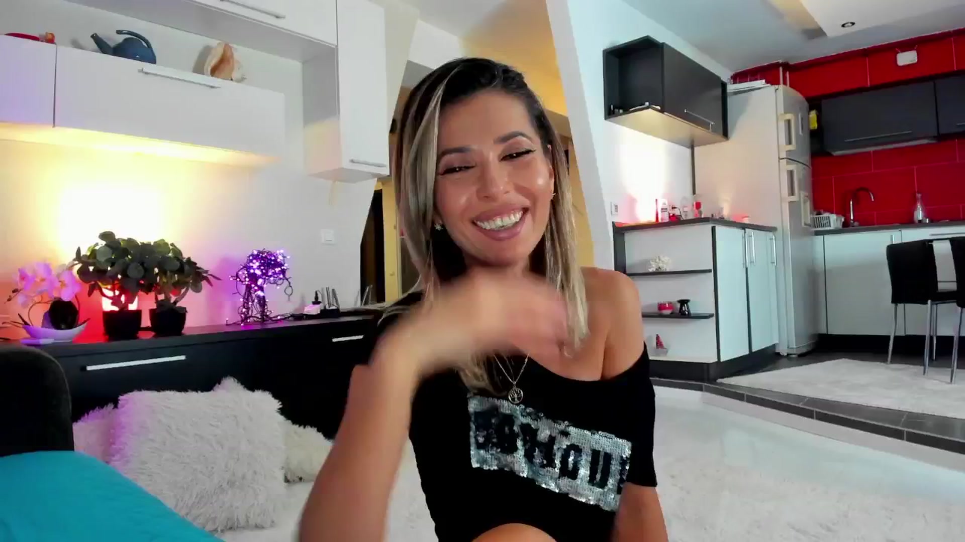 Gallery image thumbnail from SmileyTinaa's myfreecams stream on, 12/14/2024, 24:02 image 6 of 20