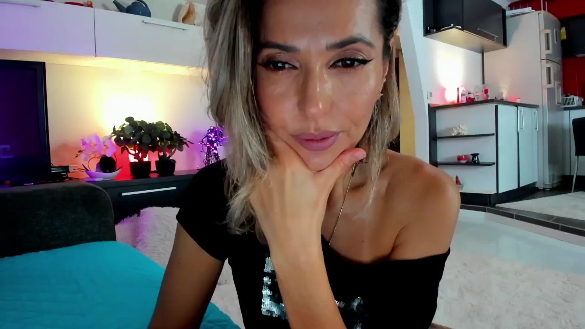 Gallery image thumbnail from SmileyTinaa's myfreecams stream on, 12/14/2024, 24:02 image 14 of 20