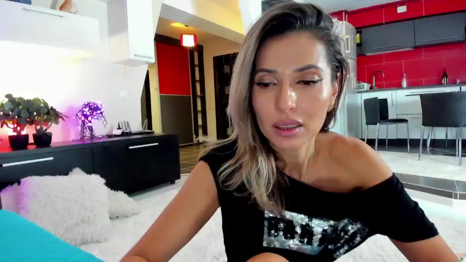 Gallery image thumbnail from SmileyTinaa's myfreecams stream on, 12/14/2024, 24:02 image 17 of 20
