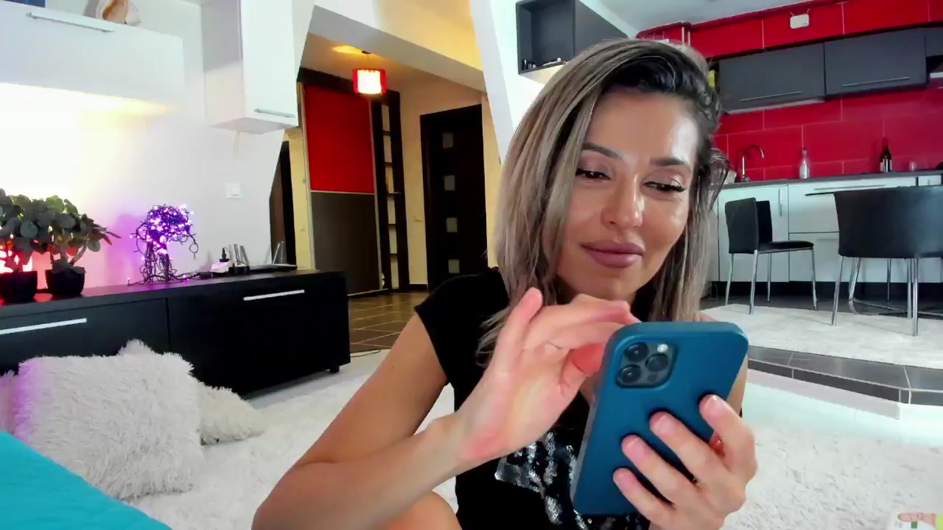 Gallery image thumbnail from SmileyTinaa's myfreecams stream on, 12/14/2024, 24:57 image 17 of 20