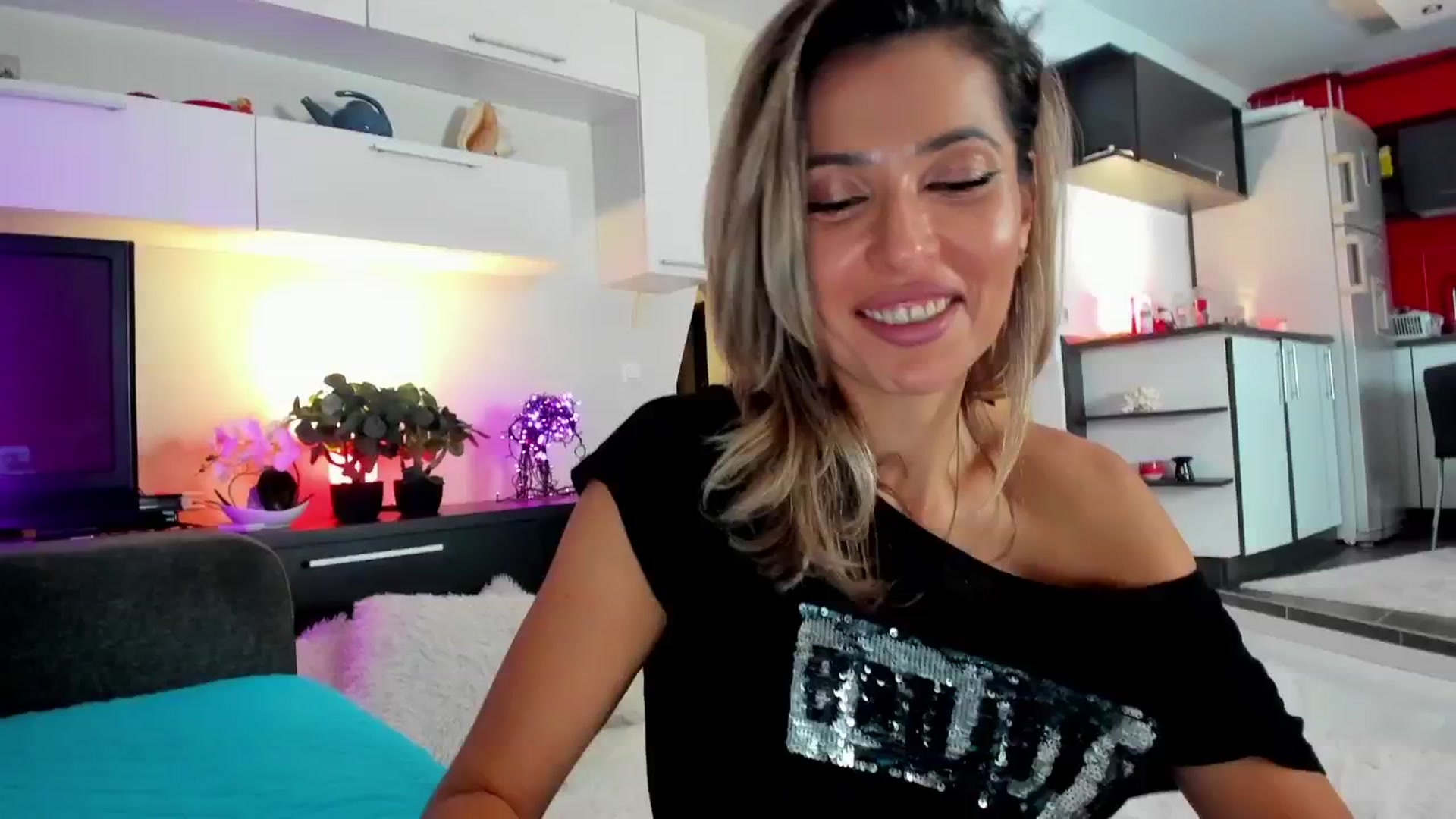 Gallery image thumbnail from SmileyTinaa's myfreecams stream on, 12/14/2024, 24:57 image 12 of 20