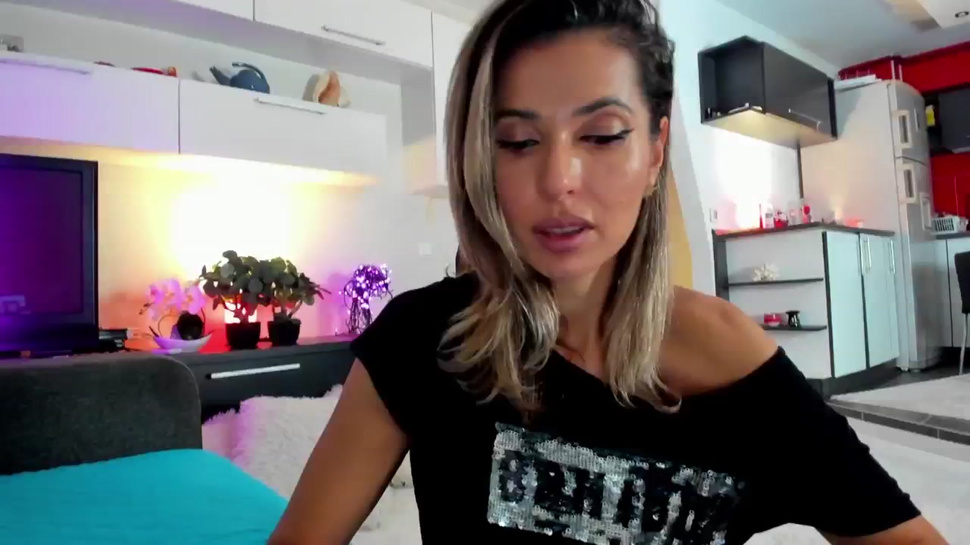 Gallery image thumbnail from SmileyTinaa's myfreecams stream on, 12/14/2024, 24:57 image 14 of 20