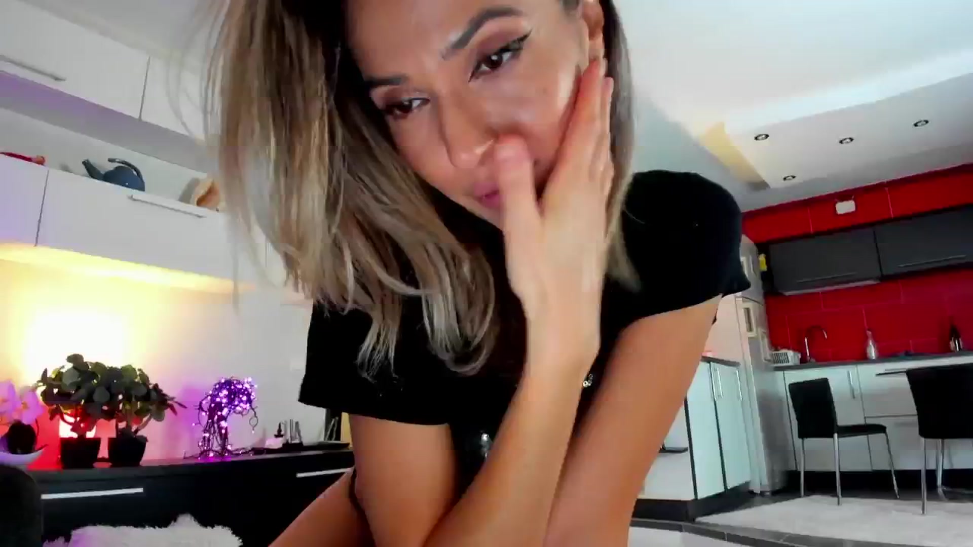 Gallery image thumbnail from SmileyTinaa's myfreecams stream on, 12/14/2024, 03:31 image 10 of 20