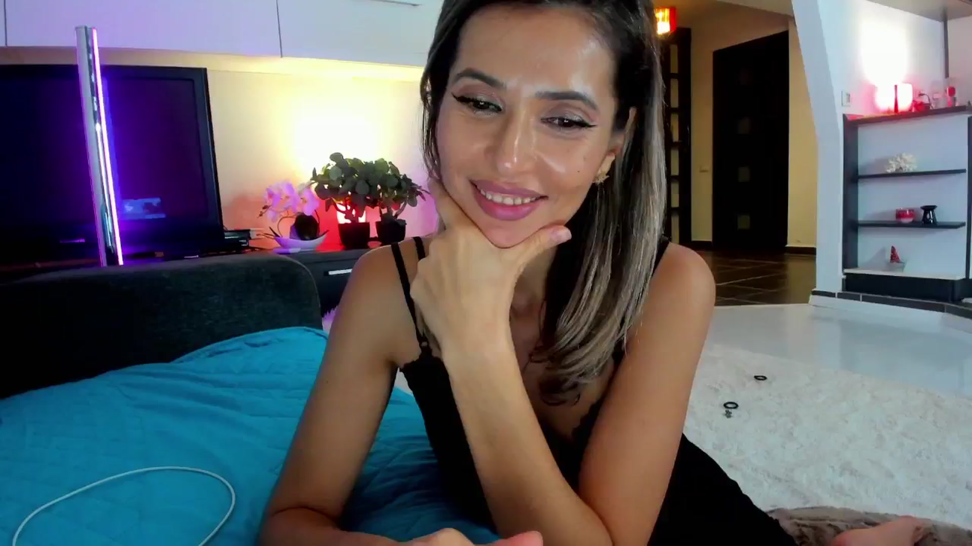 Gallery image thumbnail from SmileyTinaa's myfreecams stream on, 12/20/2024, 05:51 image 13 of 20