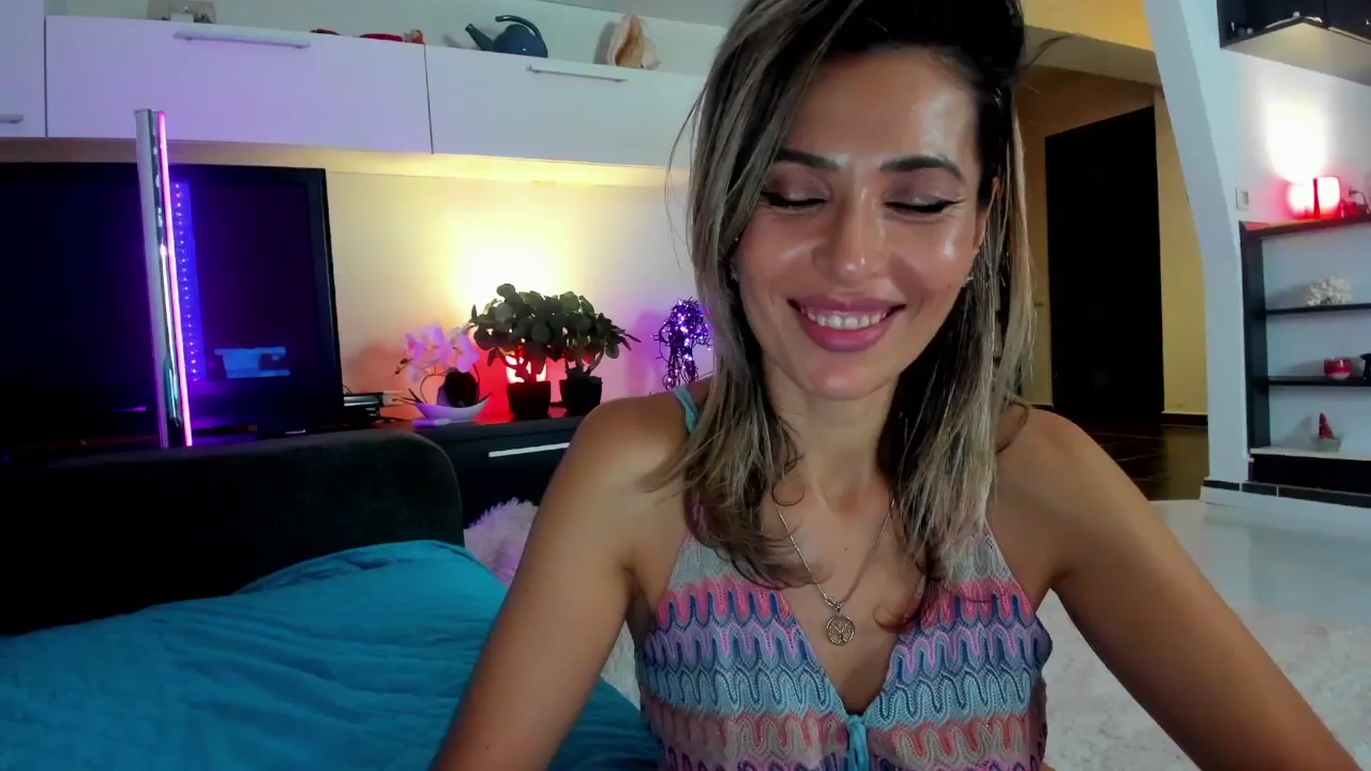 Gallery image thumbnail from SmileyTinaa's myfreecams stream on, 12/21/2024, 05:08 image 6 of 20