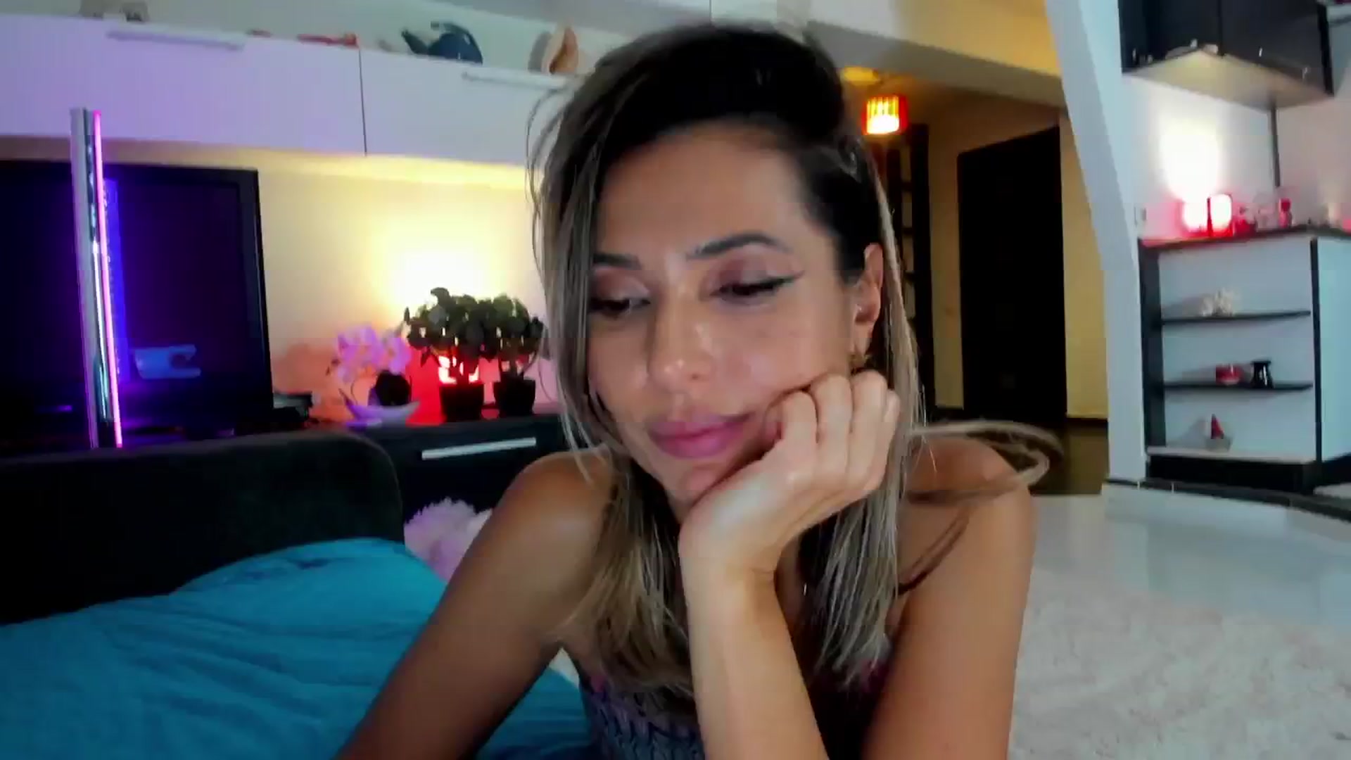 Gallery image thumbnail from SmileyTinaa's myfreecams stream on, 12/21/2024, 05:08 image 7 of 20