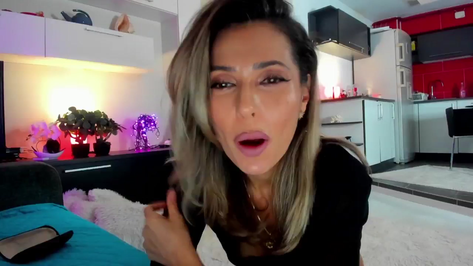 Gallery image thumbnail from SmileyTinaa's myfreecams stream on, 12/23/2024, 23:39 image 12 of 20