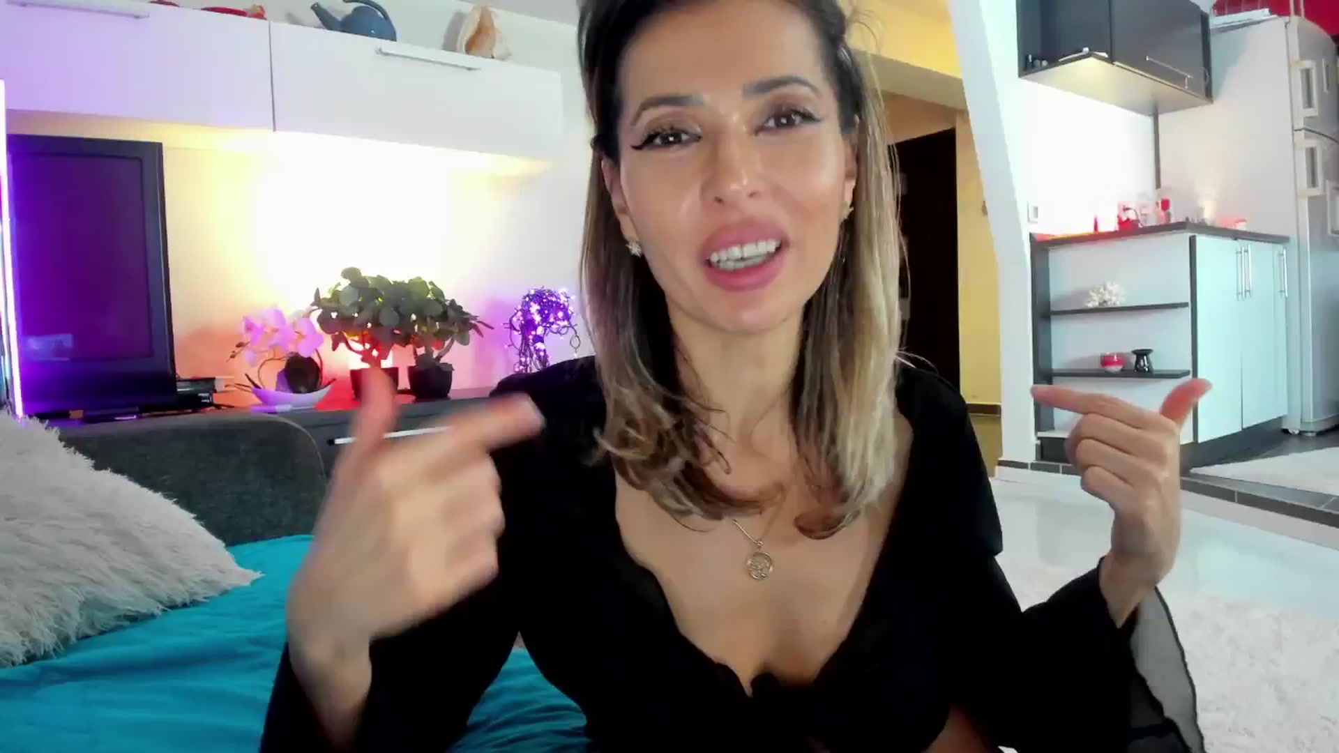 Gallery image thumbnail from SmileyTinaa's myfreecams stream on, 12/24/2024, 06:23 image 11 of 20