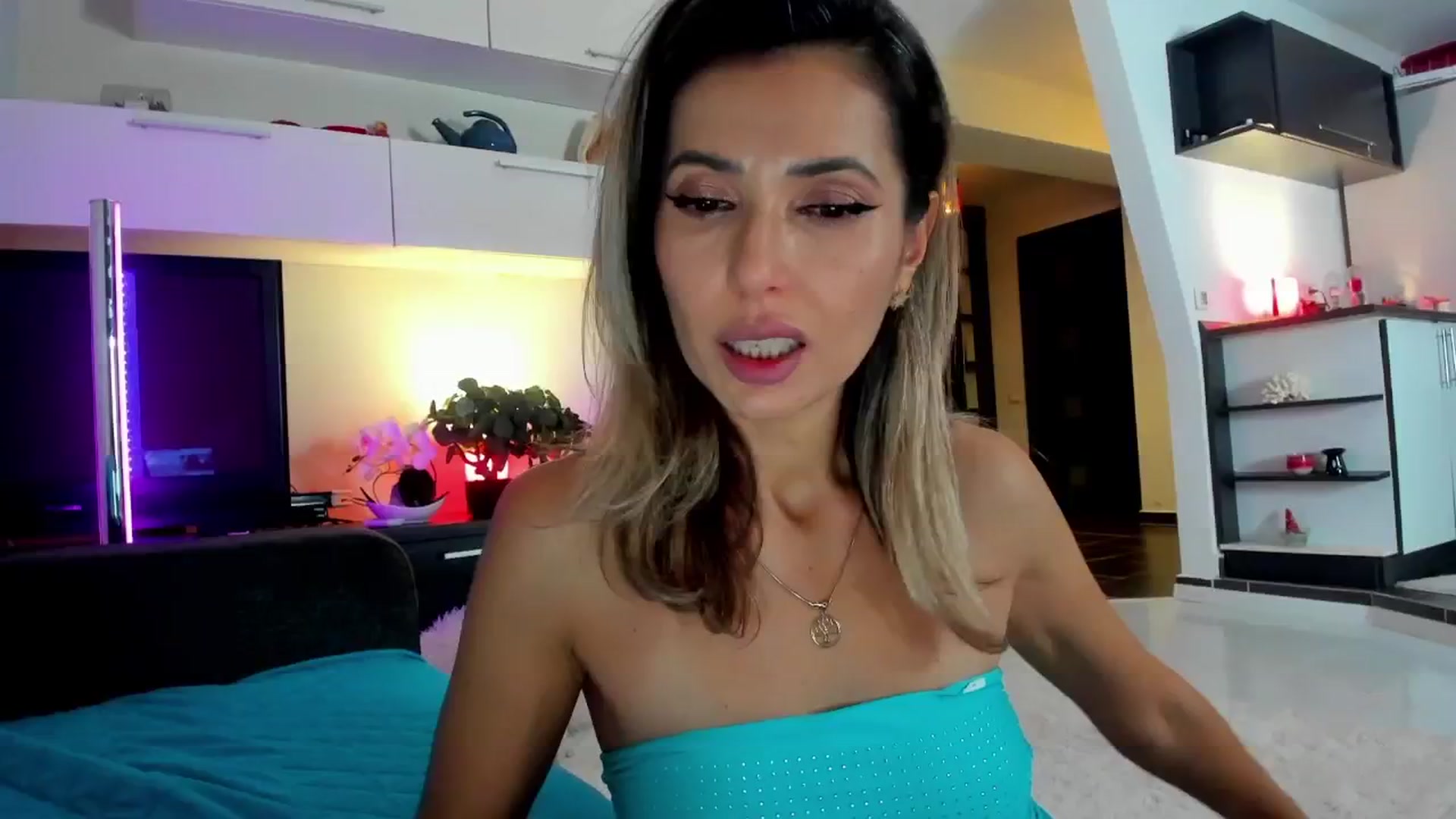 Gallery image thumbnail from SmileyTinaa's myfreecams stream on, 01/17/2025, 01:44 image 6 of 20