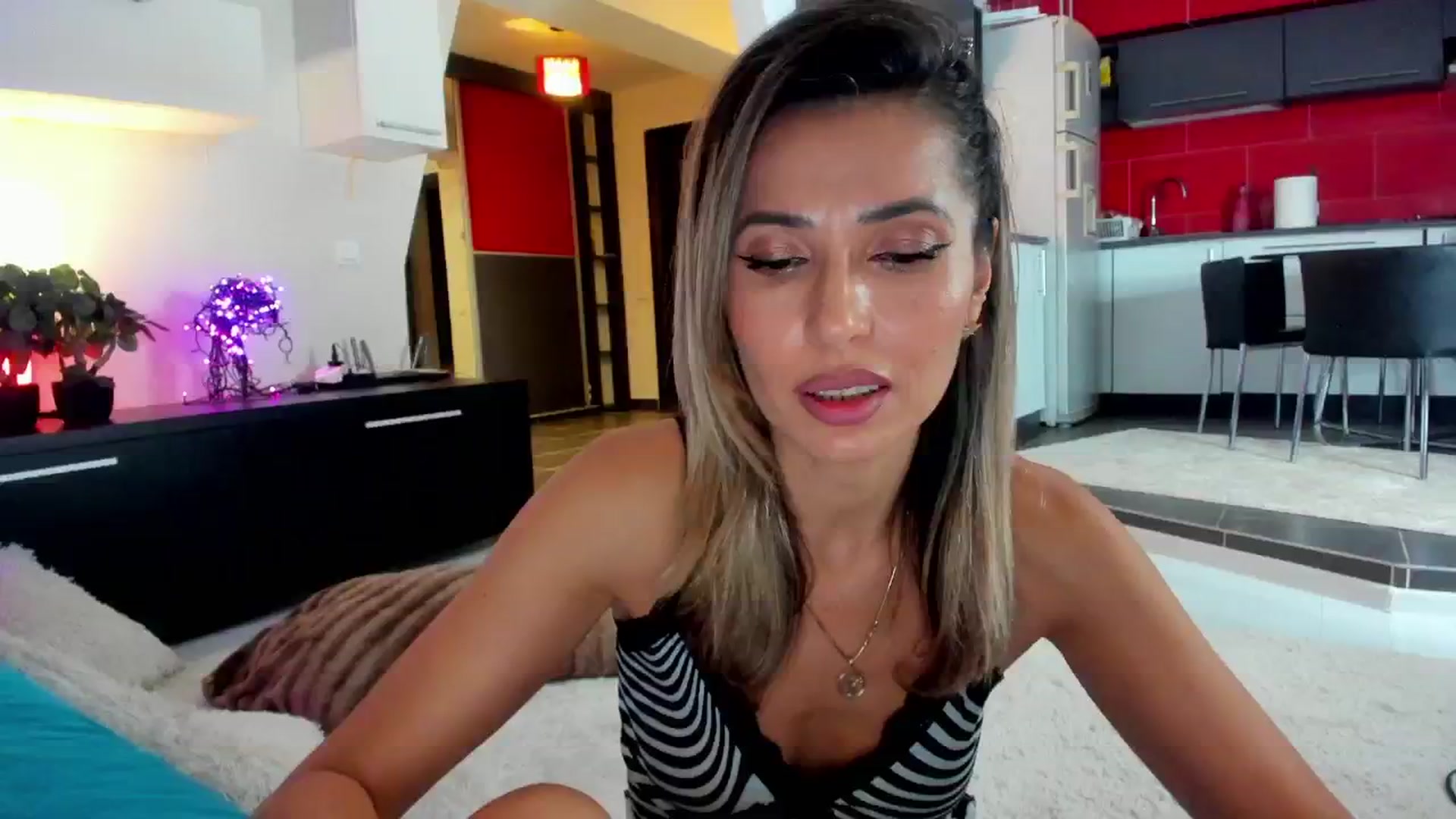 Gallery image thumbnail from SmileyTinaa's myfreecams stream on, 01/18/2025, 24:48 image 6 of 20