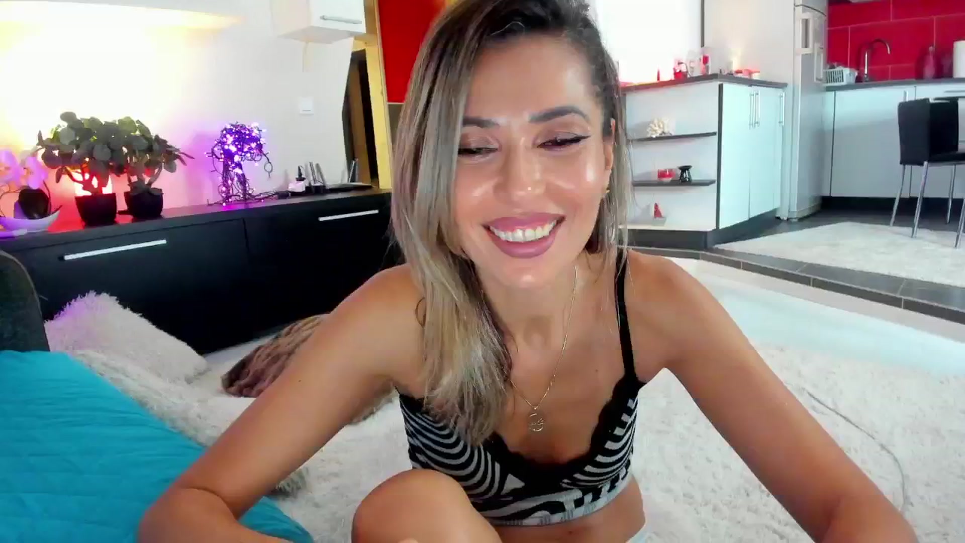 Gallery image thumbnail from SmileyTinaa's myfreecams stream on, 01/18/2025, 24:48 image 1 of 20