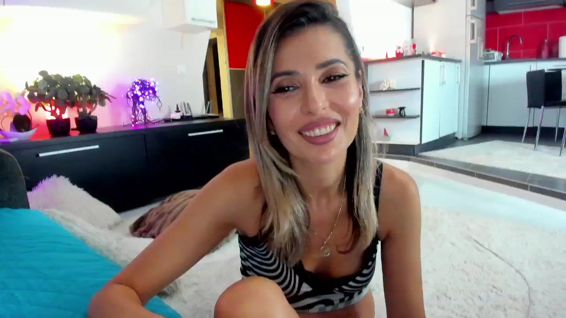 Gallery image thumbnail from SmileyTinaa's myfreecams stream on, 01/18/2025, 24:48 image 2 of 20