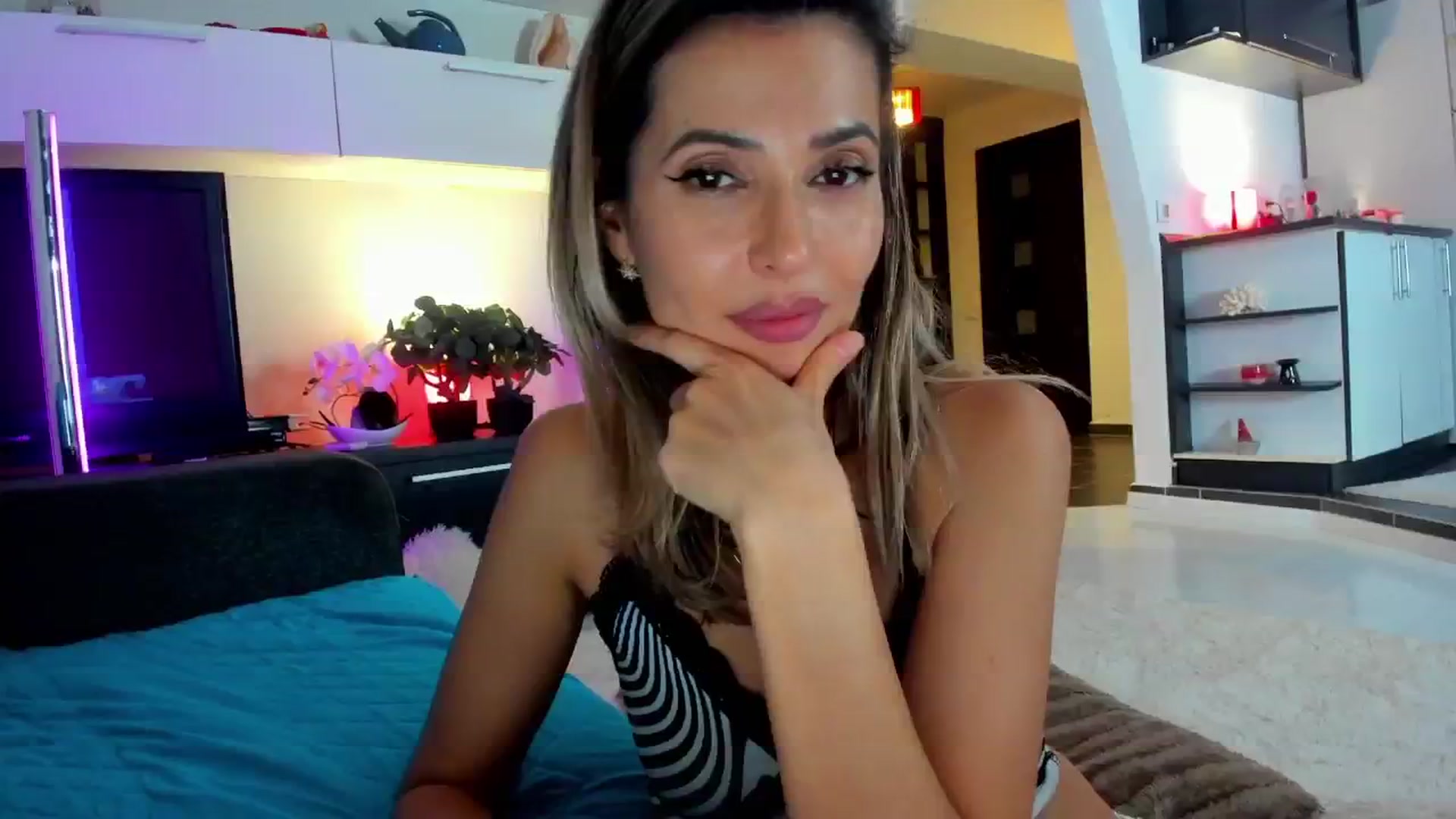 Gallery image thumbnail from SmileyTinaa's myfreecams stream on, 01/18/2025, 06:25 image 10 of 20