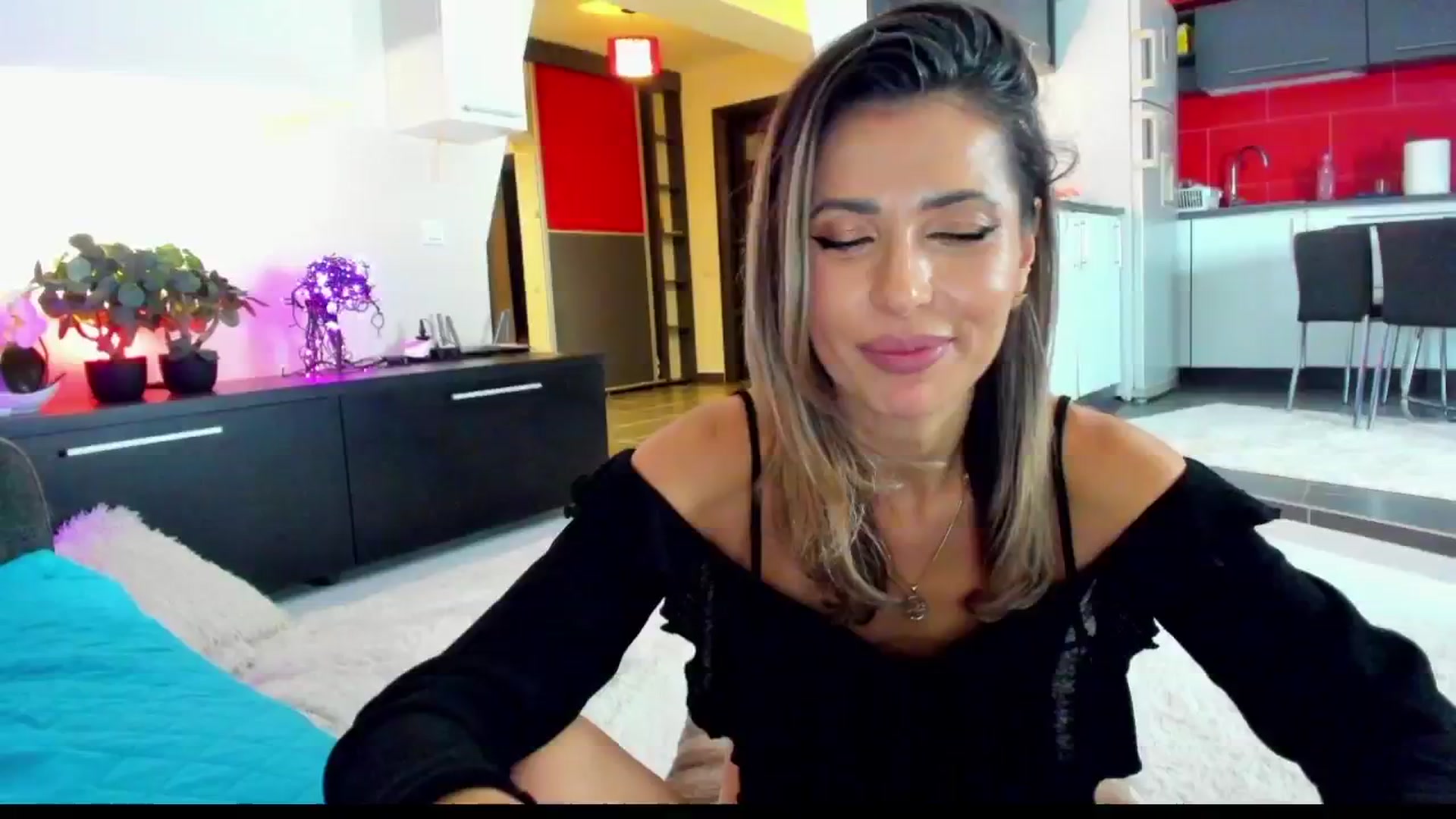 Gallery image thumbnail from SmileyTinaa's myfreecams stream on, 02/01/2025, 01:26 image 19 of 20