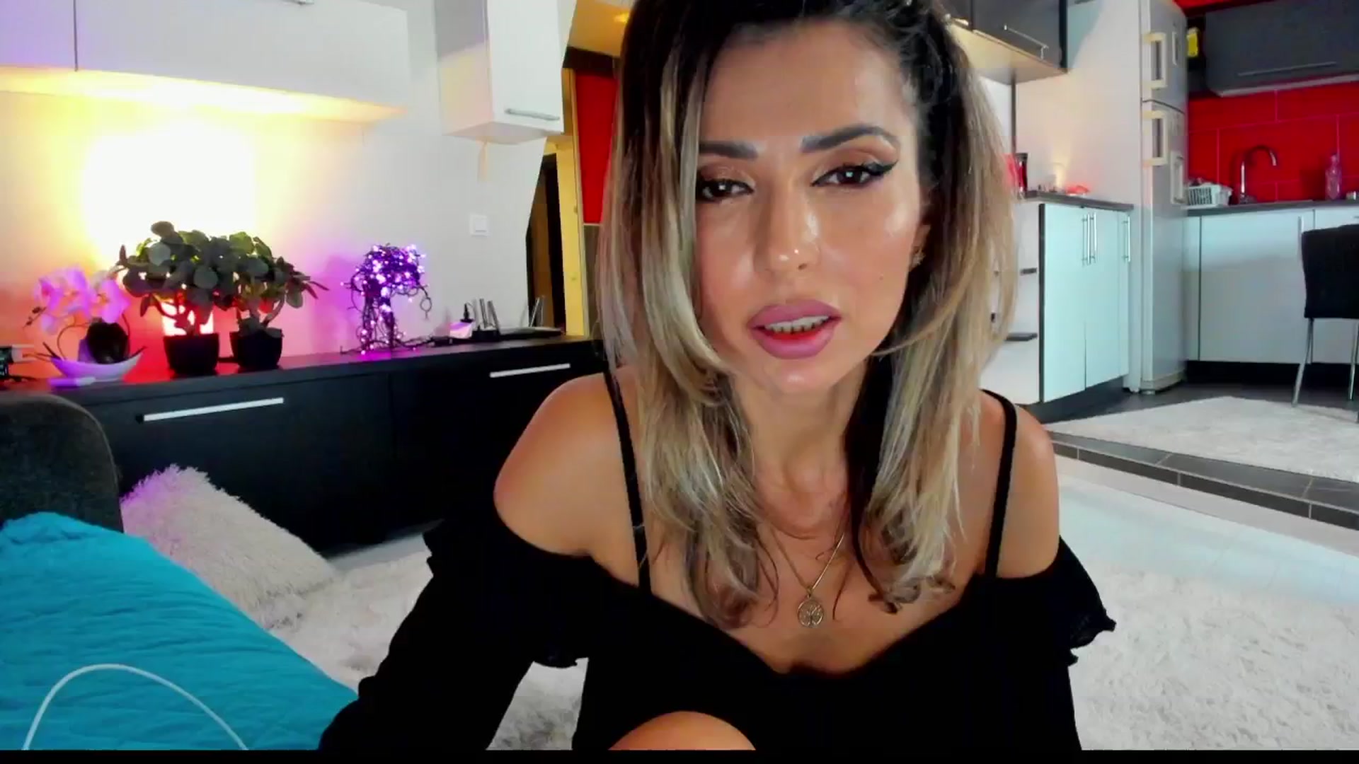 Gallery image thumbnail from SmileyTinaa's myfreecams stream on, 02/01/2025, 01:26 image 1 of 20