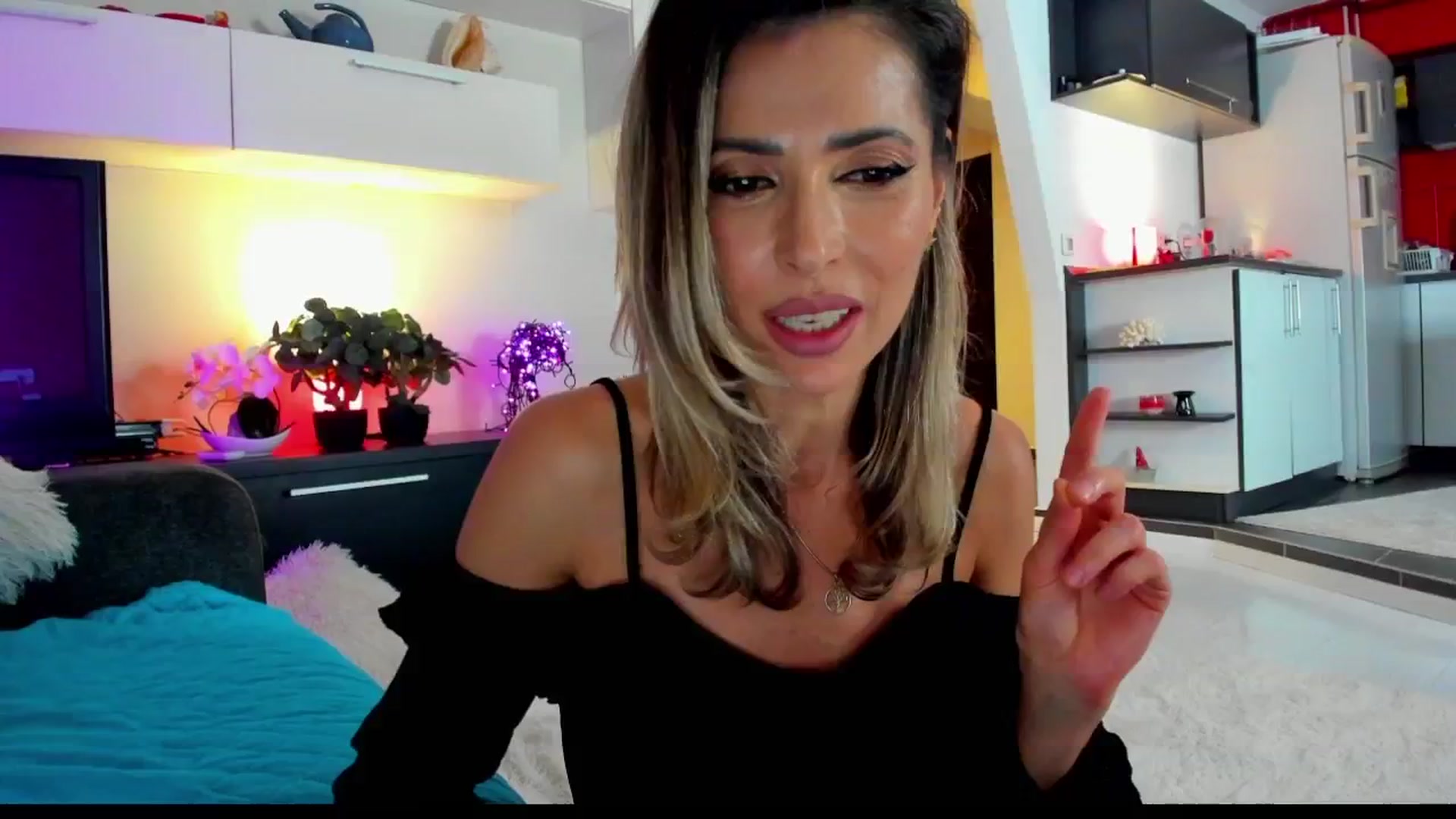 Gallery image thumbnail from SmileyTinaa's myfreecams stream on, 02/01/2025, 01:26 image 7 of 20