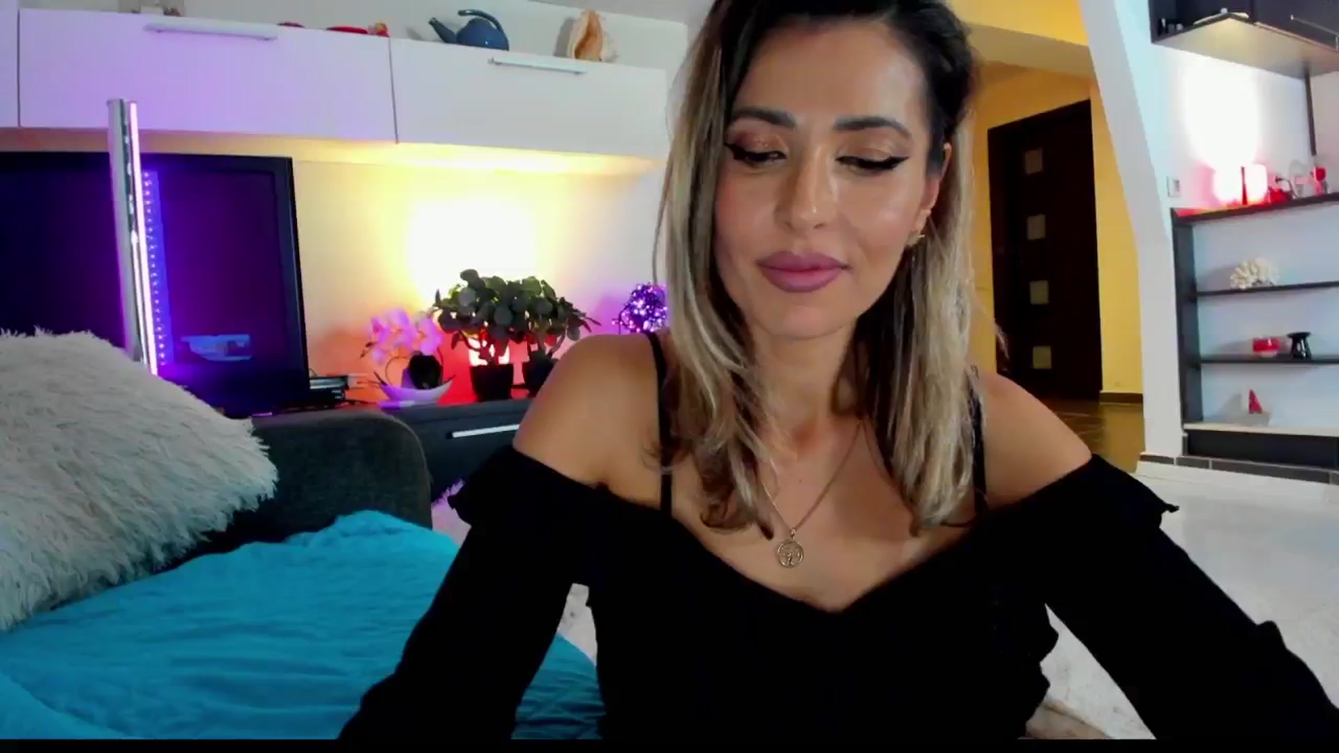 Gallery image thumbnail from SmileyTinaa's myfreecams stream on, 02/01/2025, 01:26 image 9 of 20