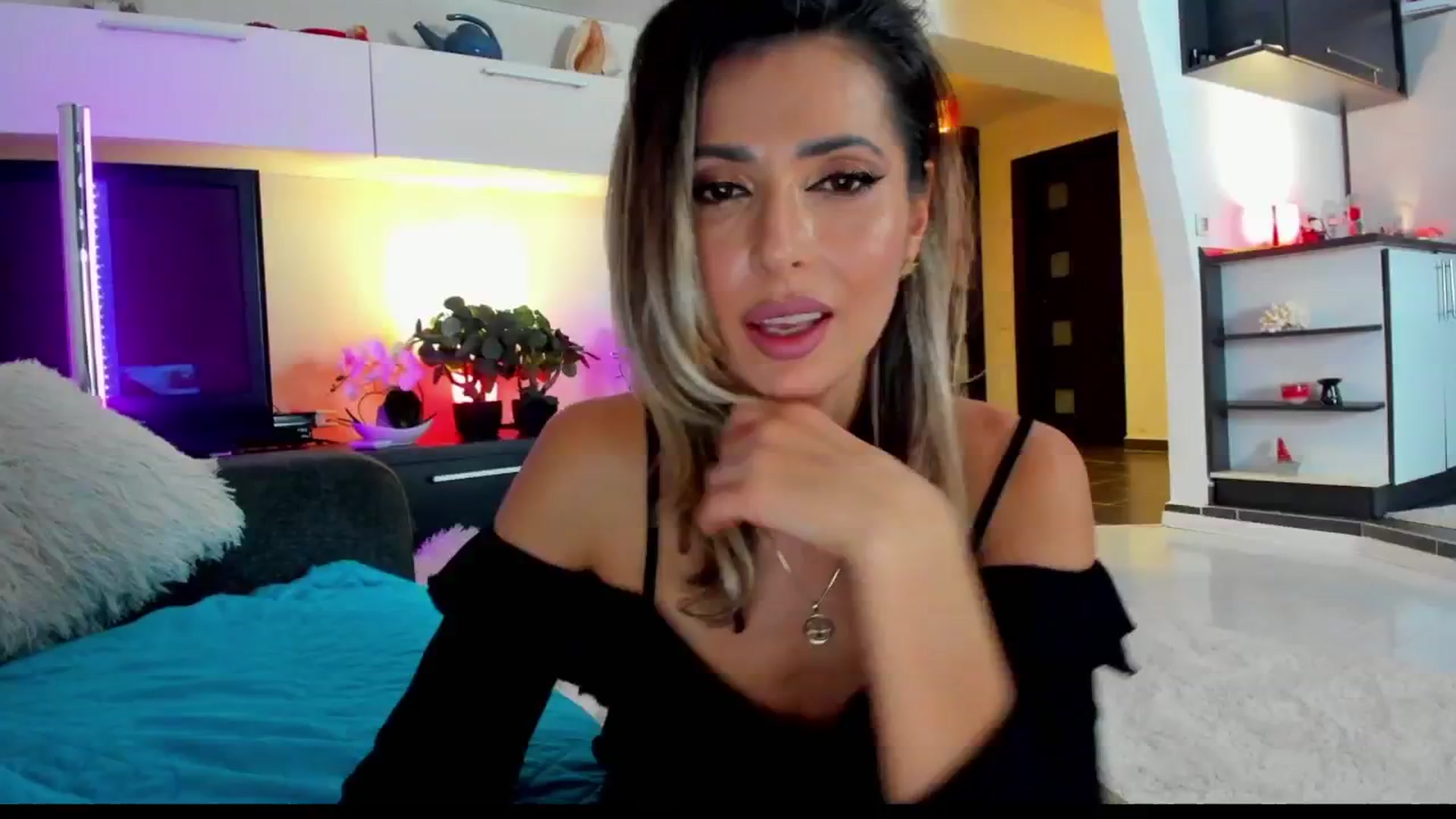 Gallery image thumbnail from SmileyTinaa's myfreecams stream on, 02/01/2025, 01:26 image 8 of 20