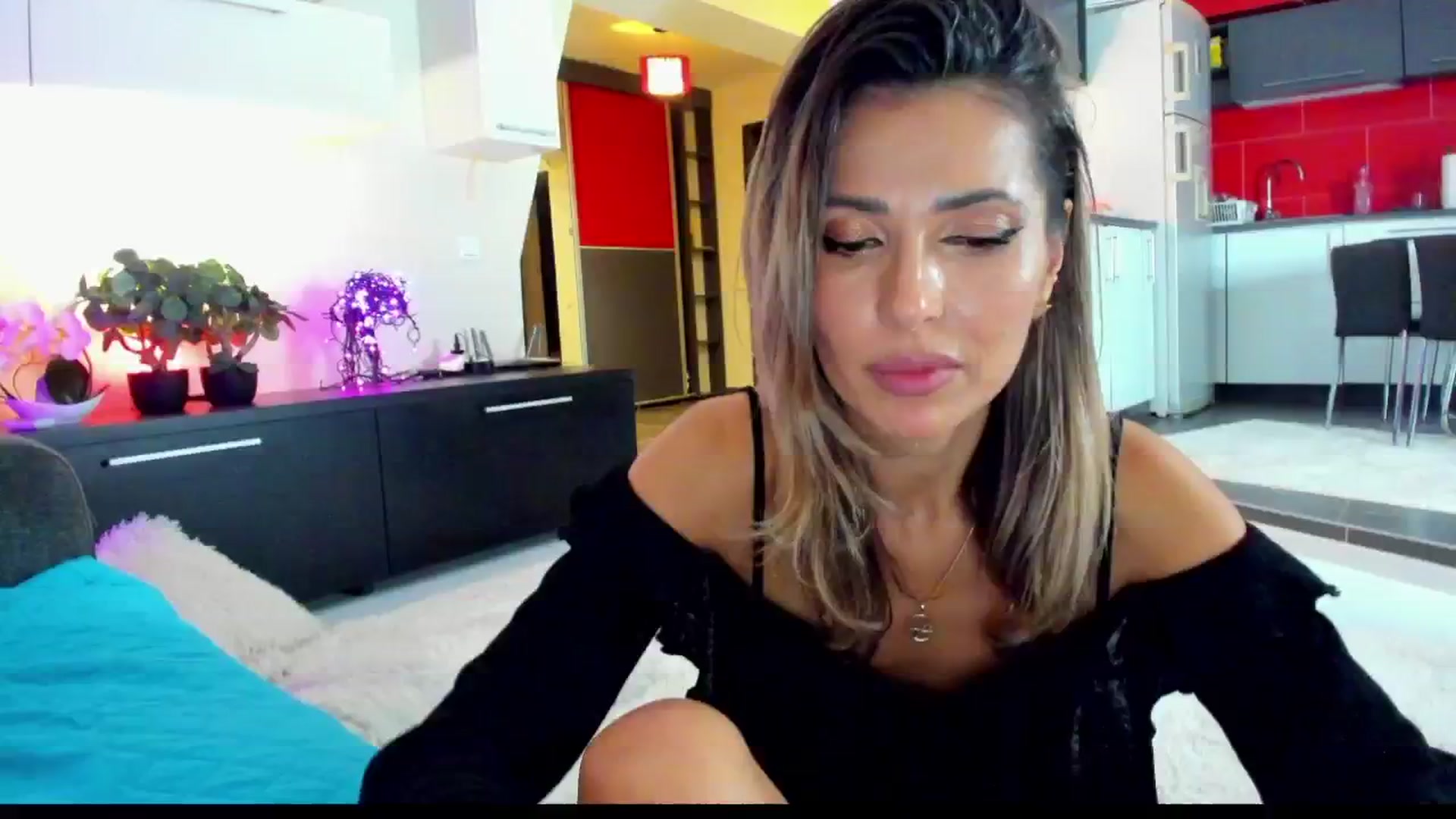 Gallery image thumbnail from SmileyTinaa's myfreecams stream on, 02/01/2025, 01:26 image 17 of 20