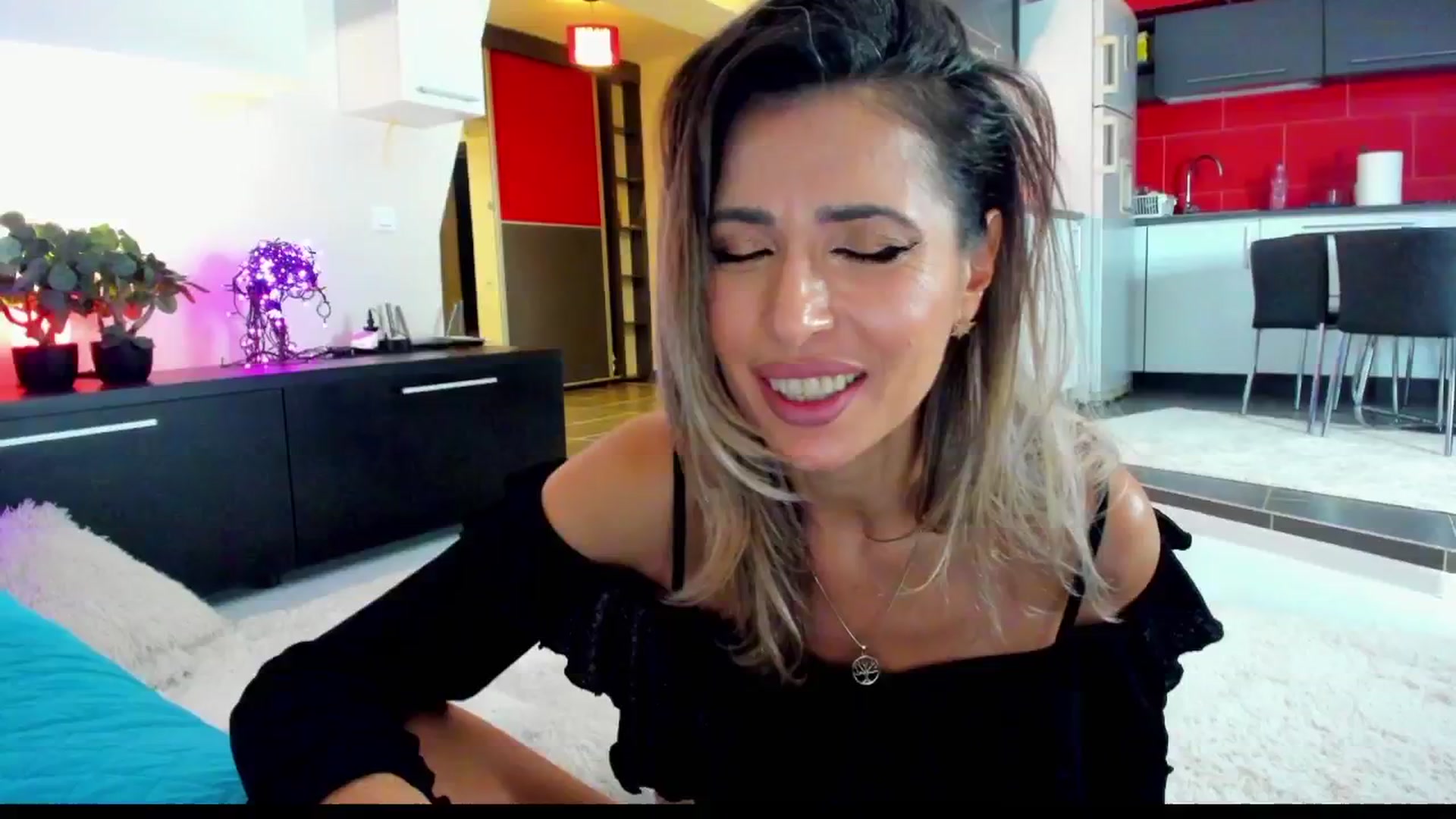 Gallery image thumbnail from SmileyTinaa's myfreecams stream on, 02/01/2025, 01:26 image 12 of 20