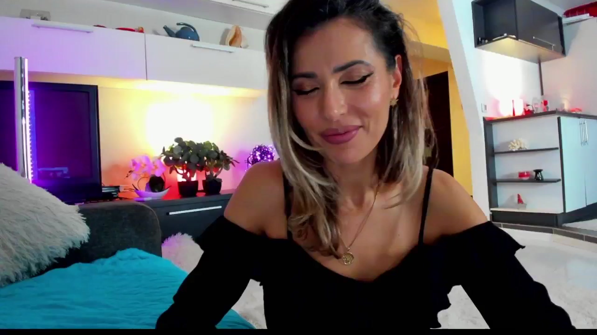 Gallery image thumbnail from SmileyTinaa's myfreecams stream on, 02/01/2025, 01:26 image 11 of 20