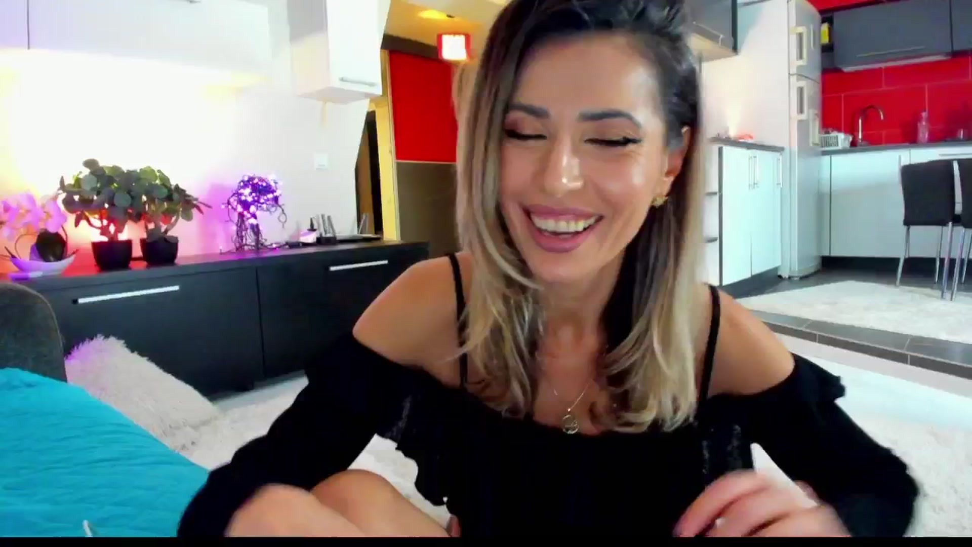 Gallery image thumbnail from SmileyTinaa's myfreecams stream on, 02/01/2025, 01:26 image 6 of 20