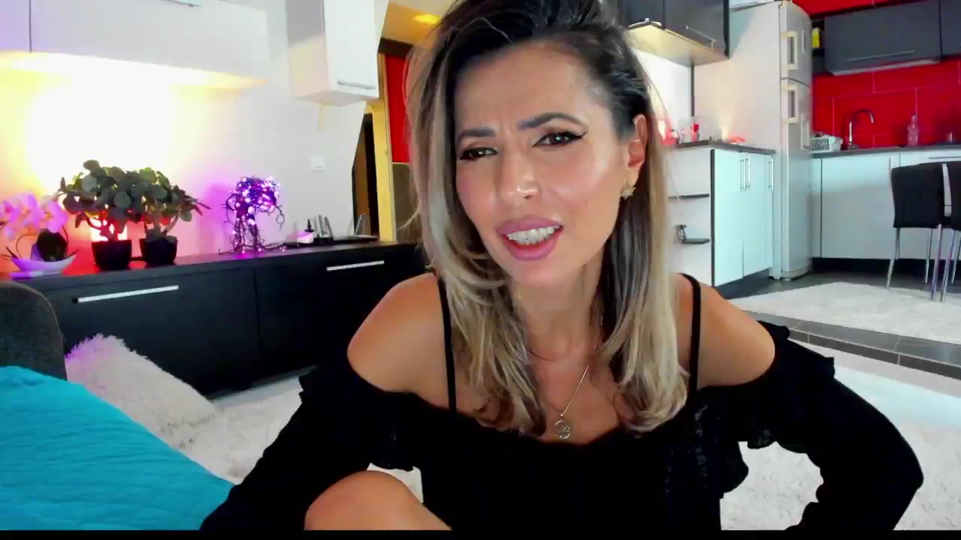Gallery image thumbnail from SmileyTinaa's myfreecams stream on, 02/01/2025, 01:26 image 4 of 20