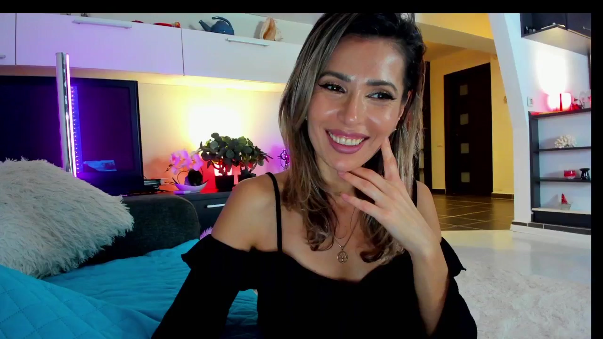 Gallery image thumbnail from SmileyTinaa's myfreecams stream on, 02/01/2025, 04:32 image 4 of 20