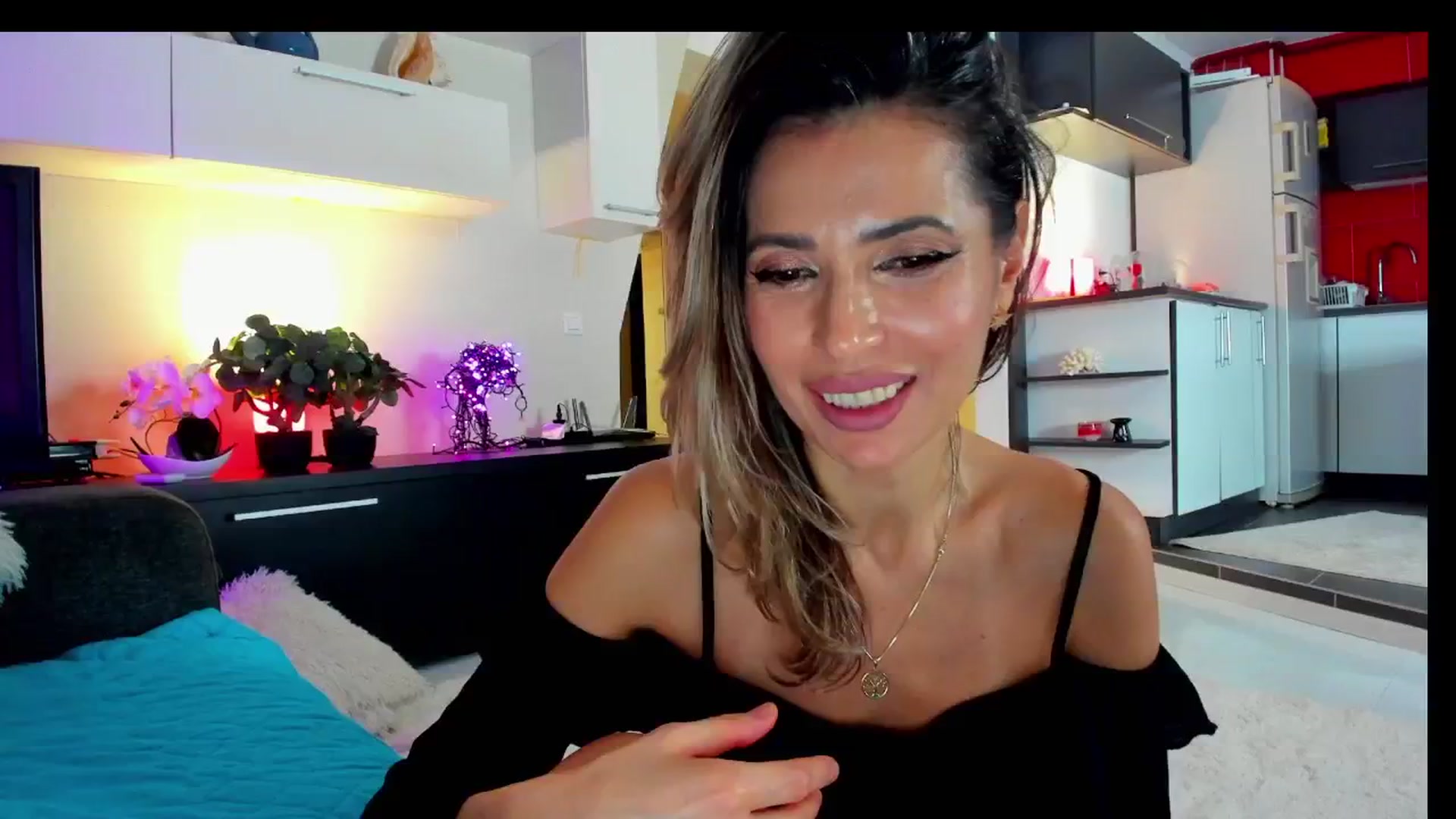 Gallery image thumbnail from SmileyTinaa's myfreecams stream on, 02/01/2025, 04:32 image 5 of 20