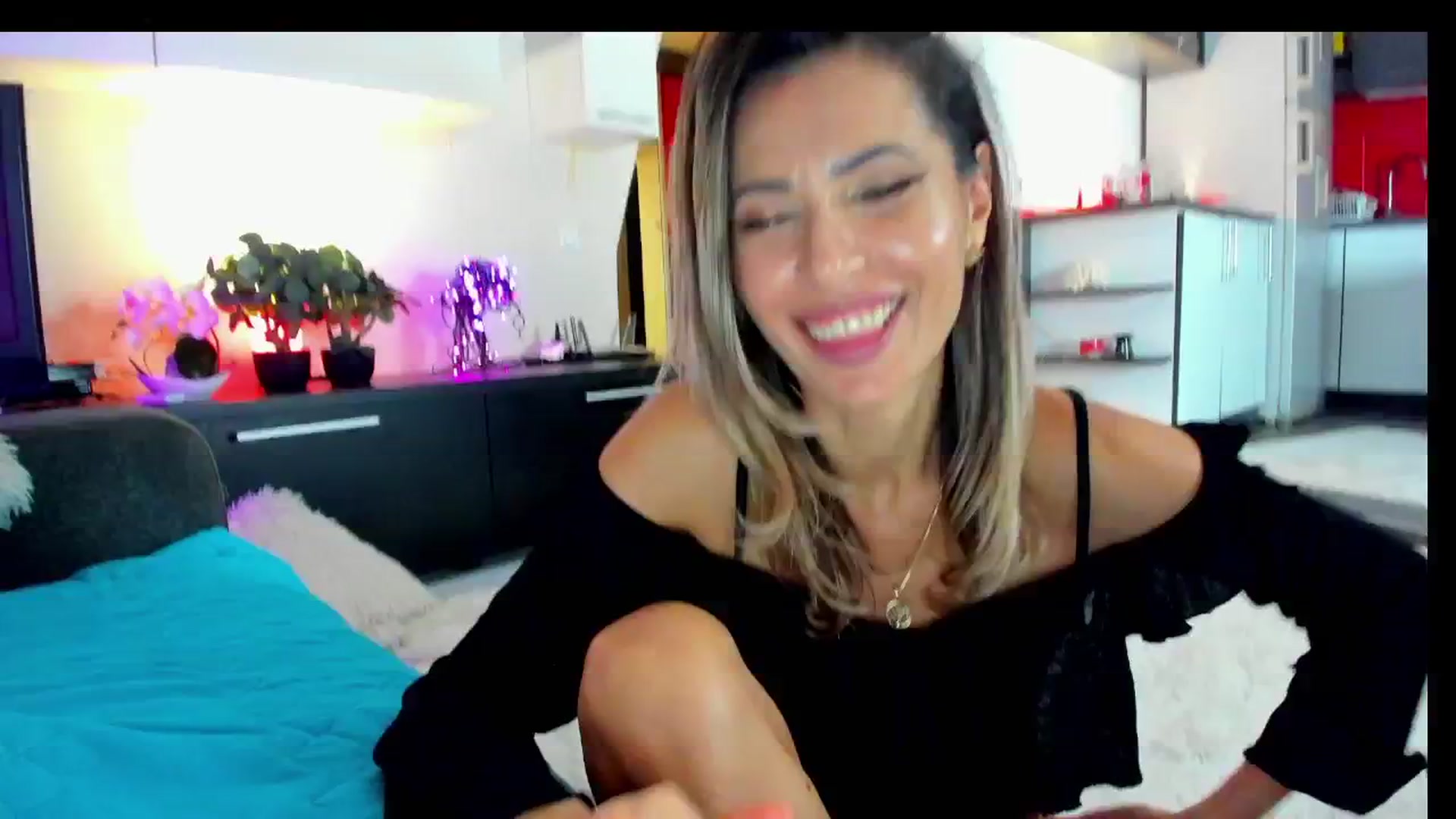 Gallery image thumbnail from SmileyTinaa's myfreecams stream on, 02/01/2025, 04:32 image 14 of 20