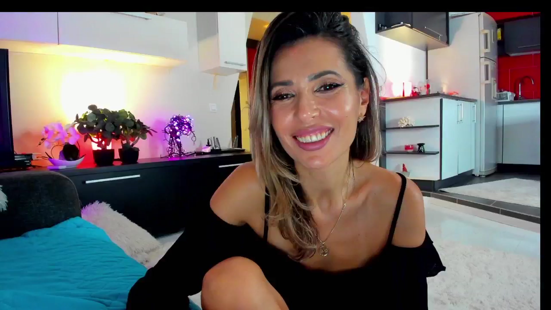 Gallery image thumbnail from SmileyTinaa's myfreecams stream on, 02/01/2025, 04:32 image 6 of 20