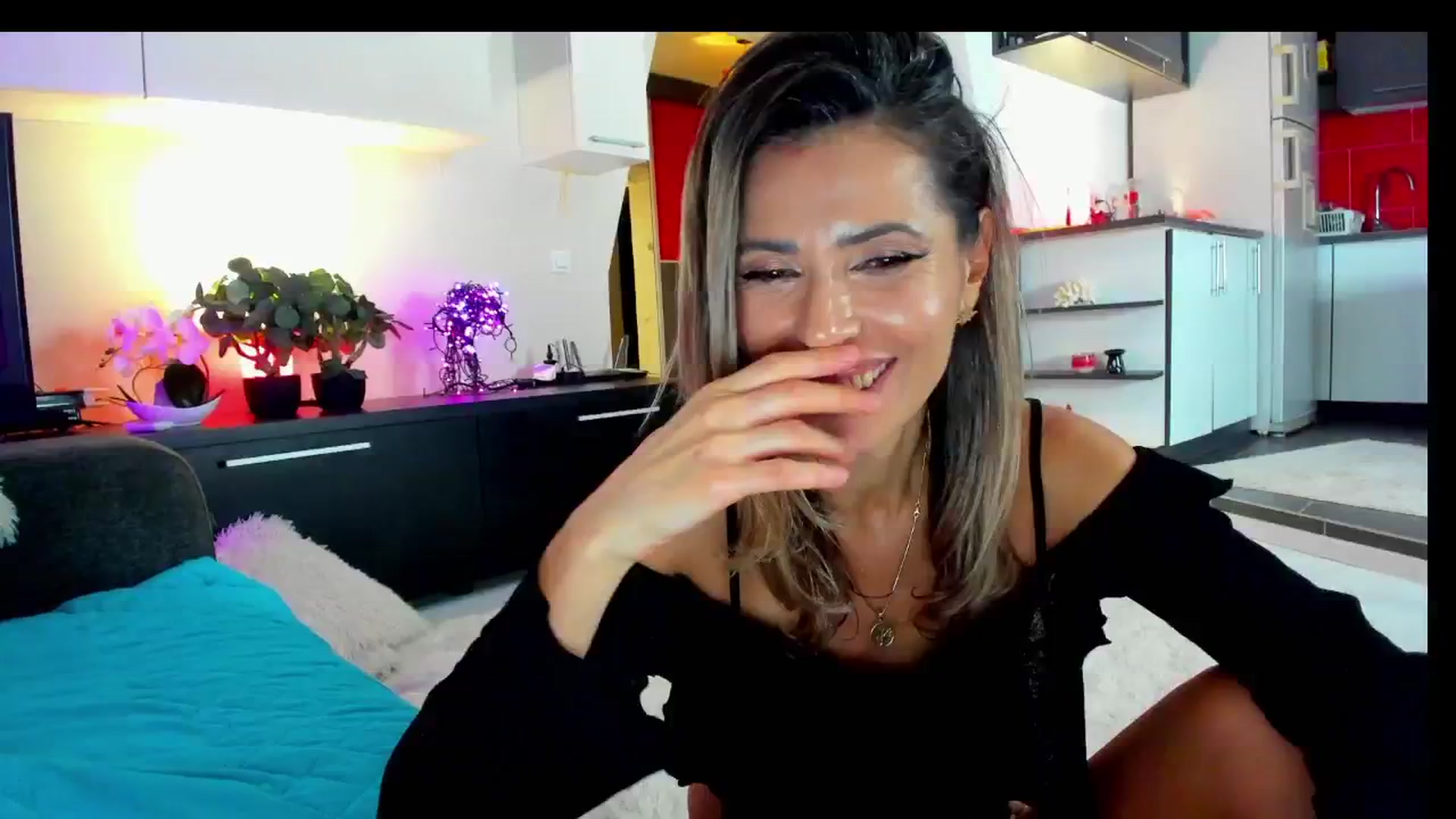 Gallery image thumbnail from SmileyTinaa's myfreecams stream on, 02/01/2025, 04:32 image 11 of 20